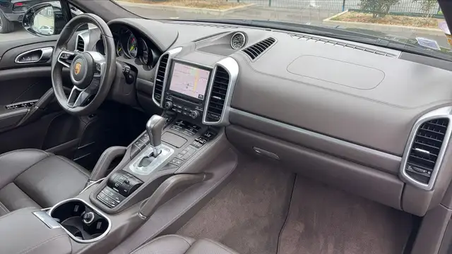 Porsche Cayenne view 10