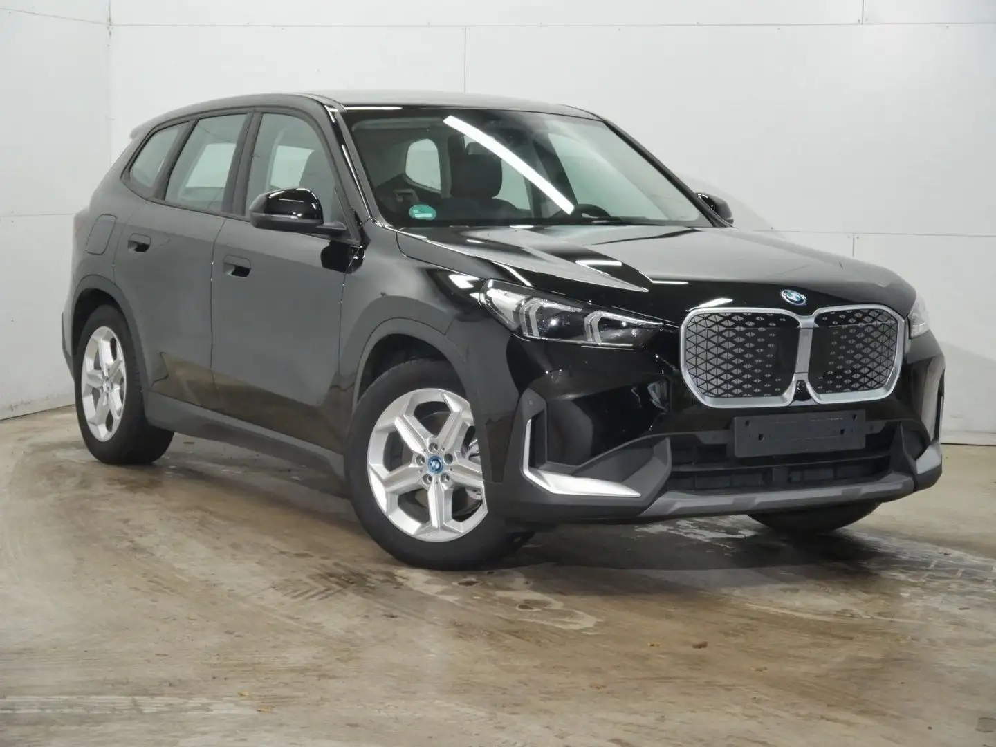 BMW iX1 30 xDrive Zwart - 2