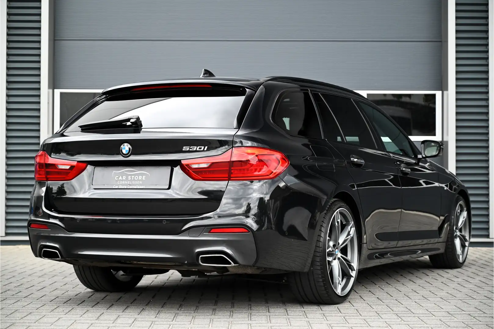 BMW 530 5-serie Touring 530i M-SPORT / PANO / LEDER / MEMO Zwart - 2