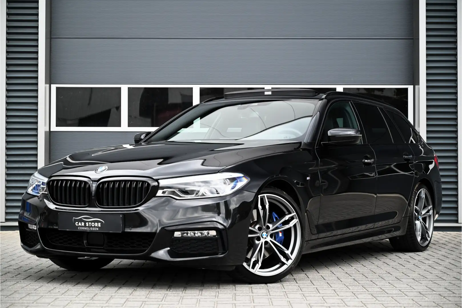 BMW 530 5-serie Touring 530i M-SPORT / PANO / LEDER / MEMO Zwart - 1