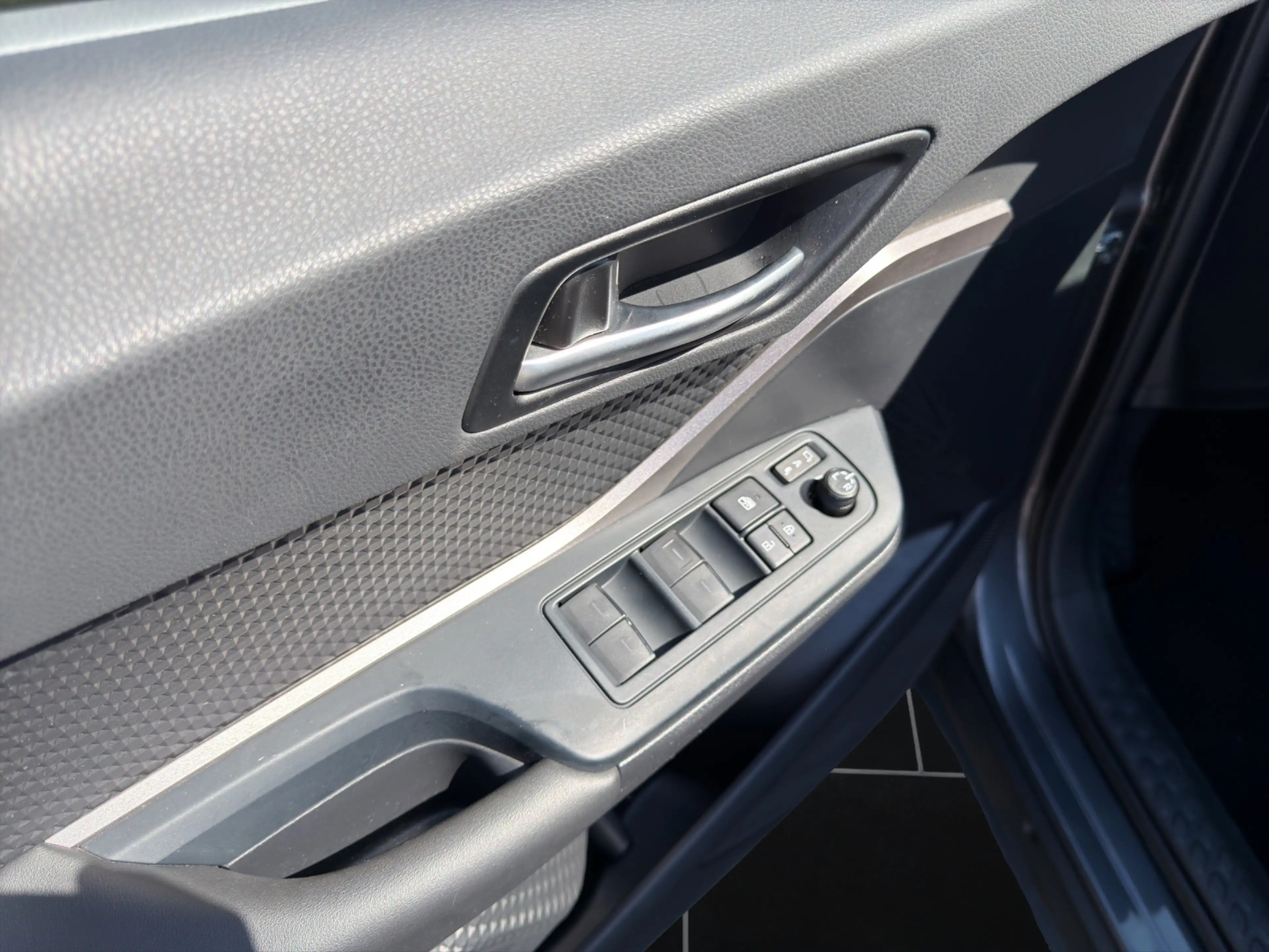 Toyota C-HR HYBRID BUSINESS EDITION*CARPLAY*TOP — photo 12