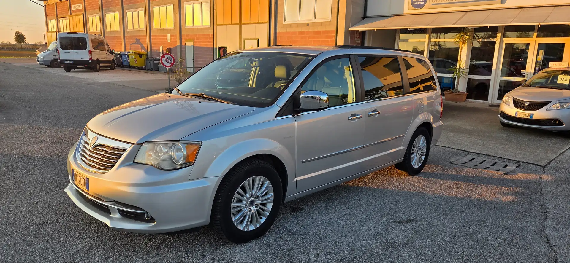 Lancia Voyager Voyager 2.8L Platinum 163cv auto SOLO 35.000KM Argento - 1