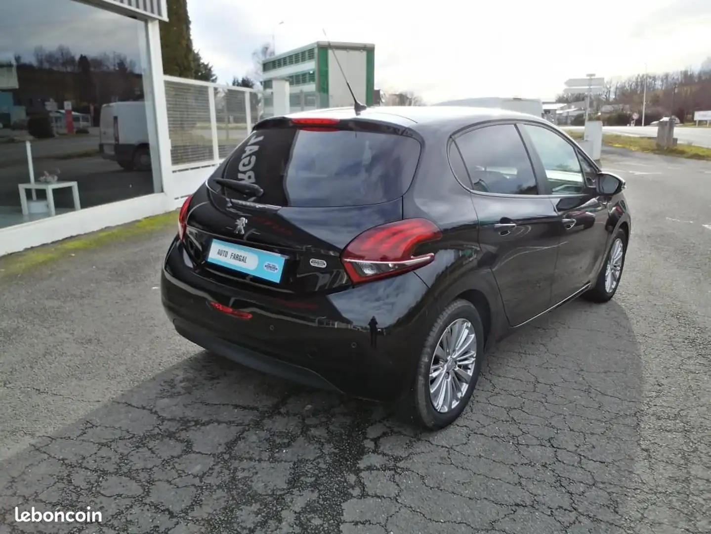 Peugeot 208 1.2 PureTech 82ch BVM5 Allure Noir - 2