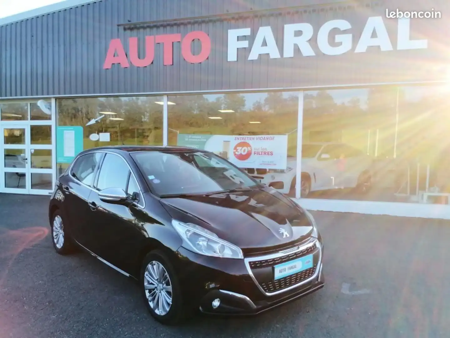 Peugeot 208 1.2 PureTech 82ch BVM5 Allure Noir - 1