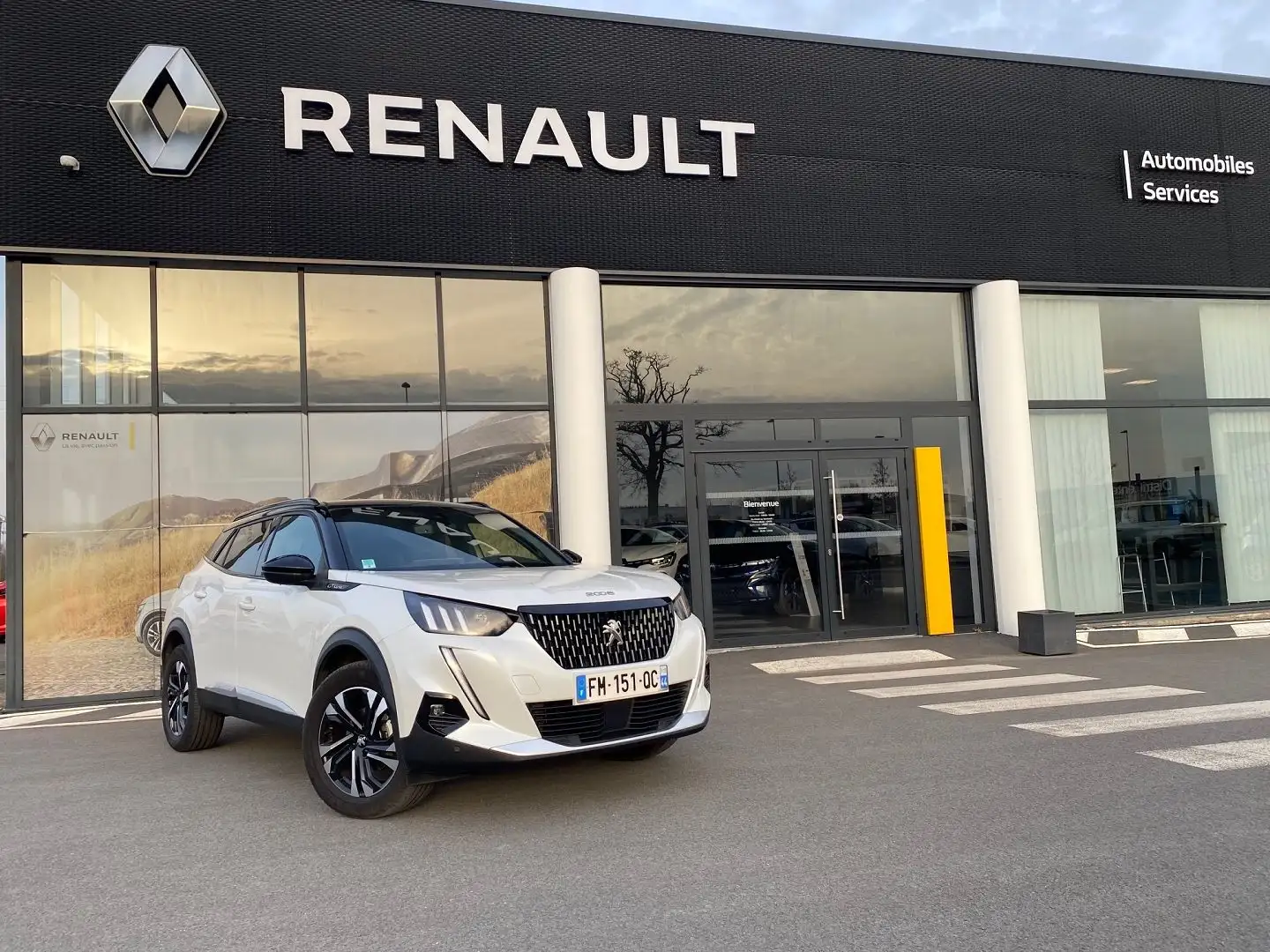 Peugeot e-2008 1.2 PURETECH 130CH S\u0026S GT LINE Weiß - 1
