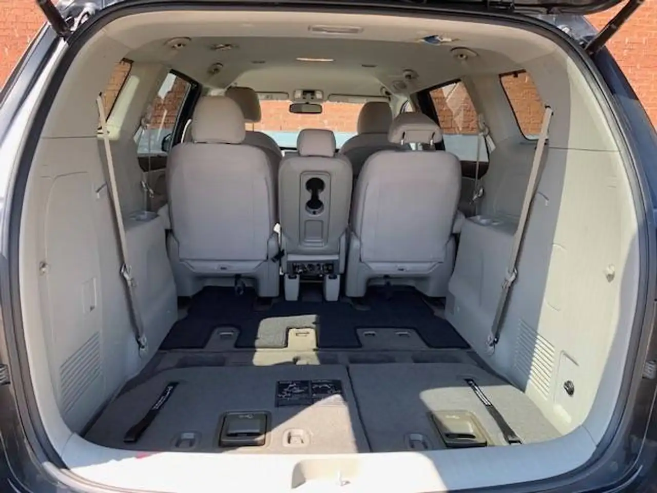 Kia Sedona снимка Kia Sedona
