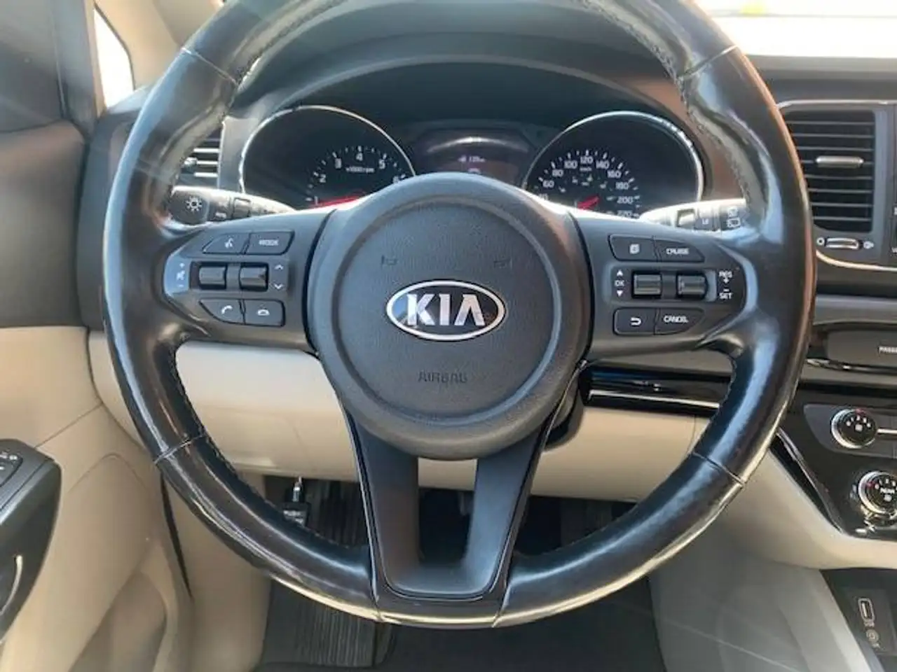 Kia Sedona снимка Kia Sedona