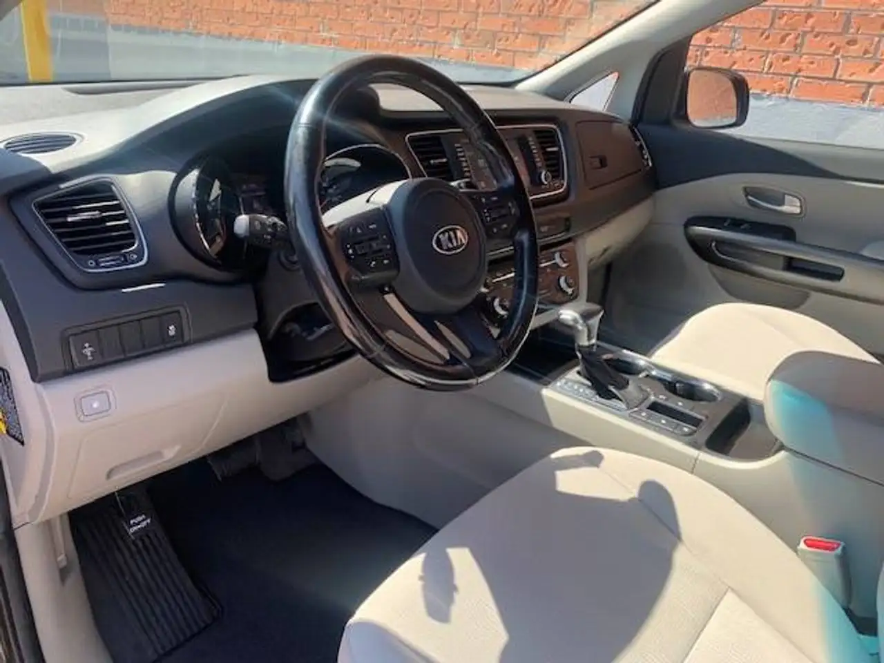Kia Sedona снимка Kia Sedona
