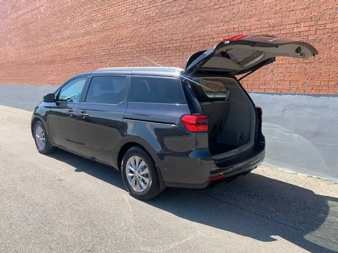 Kia Sedona снимка Kia Sedona