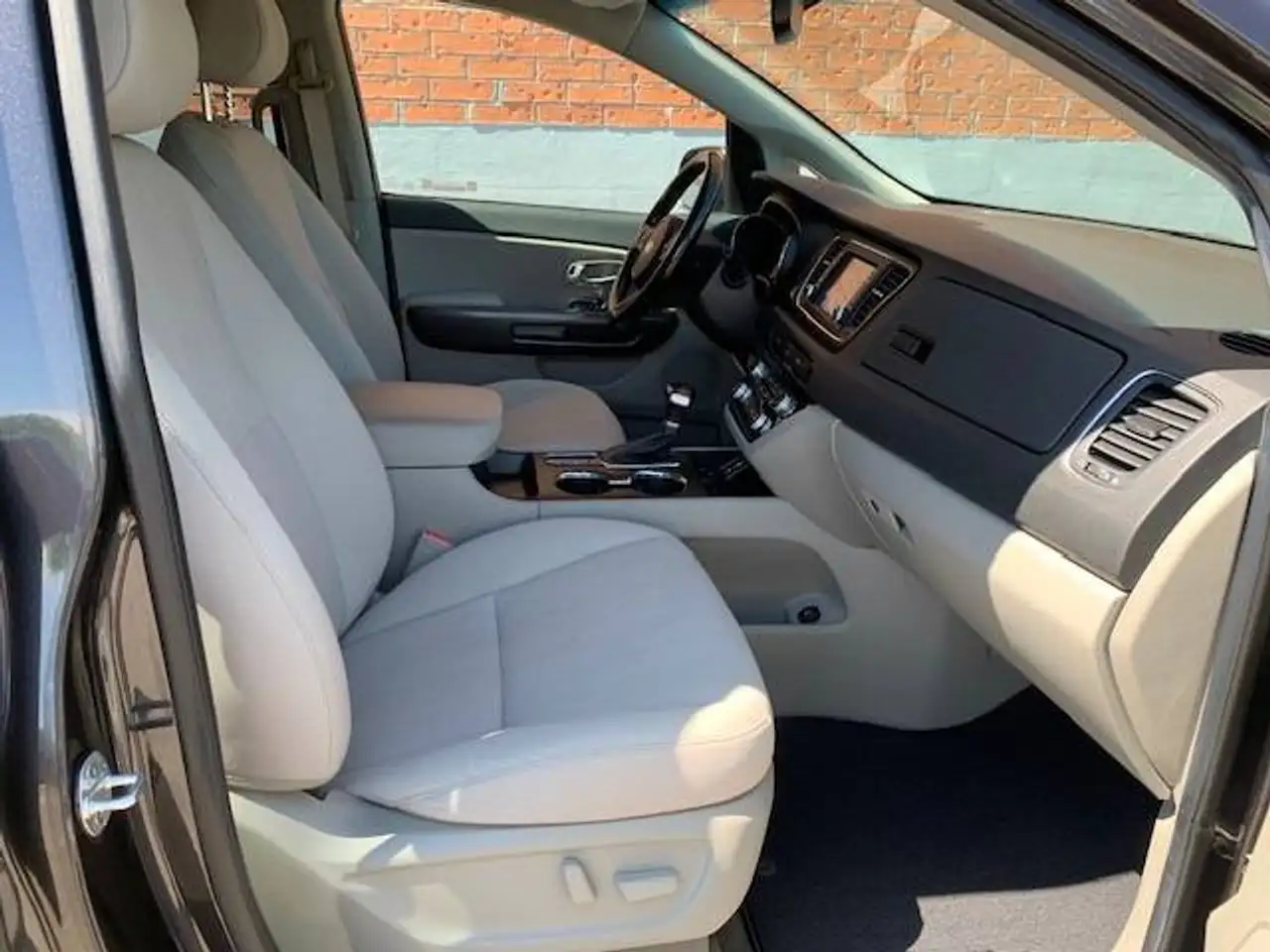 Kia Sedona снимка Kia Sedona