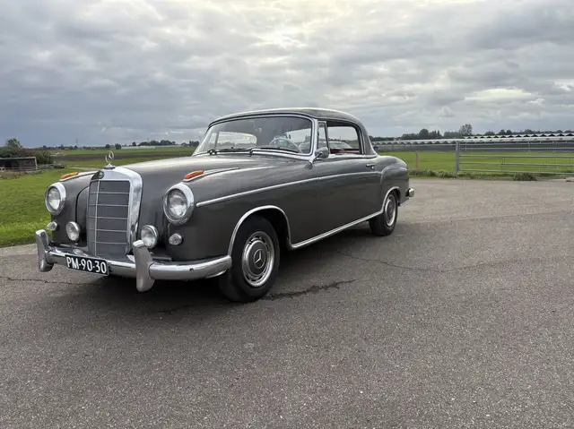 Mercedes-Benz 220 SE coupé met schuifdak