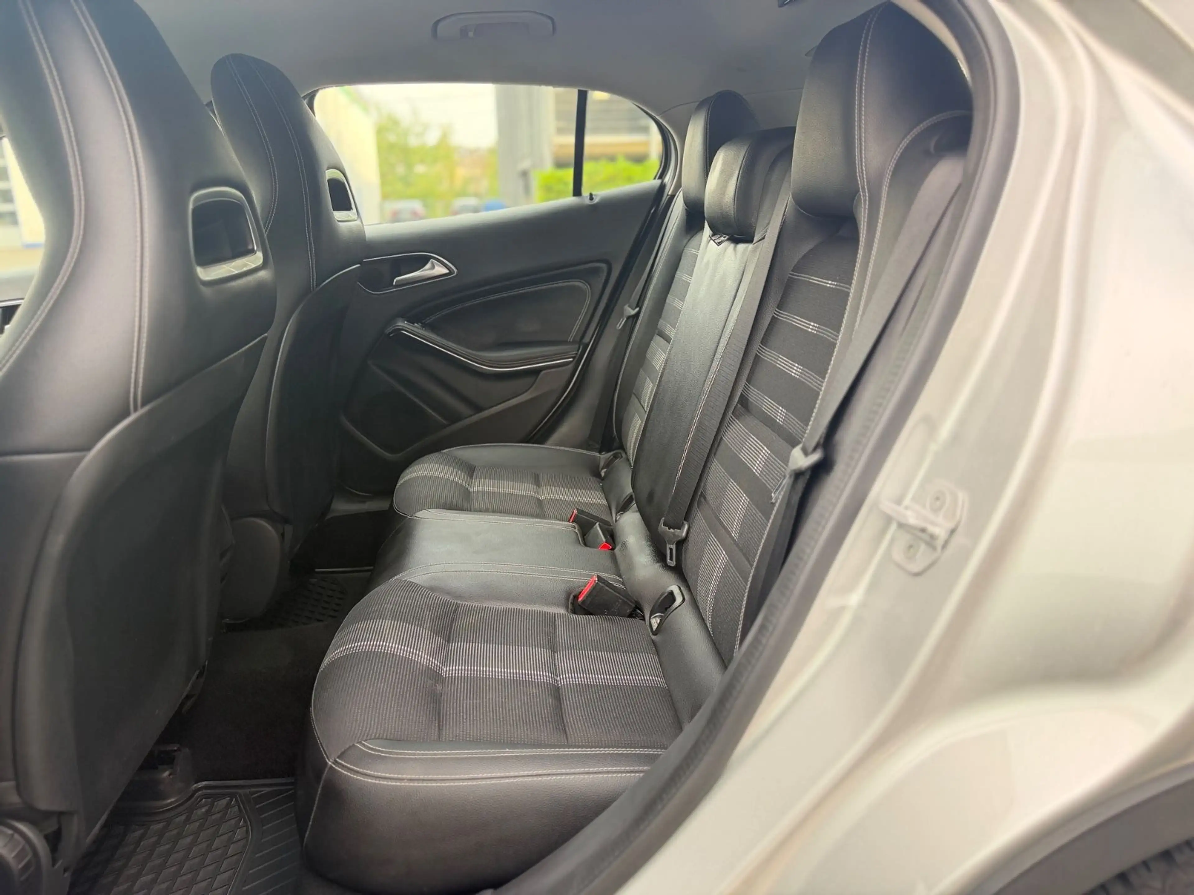 Mercedes-Benz GLA 180 Urban 7G-Tronic Leder Comand Kamera LED — photo 15