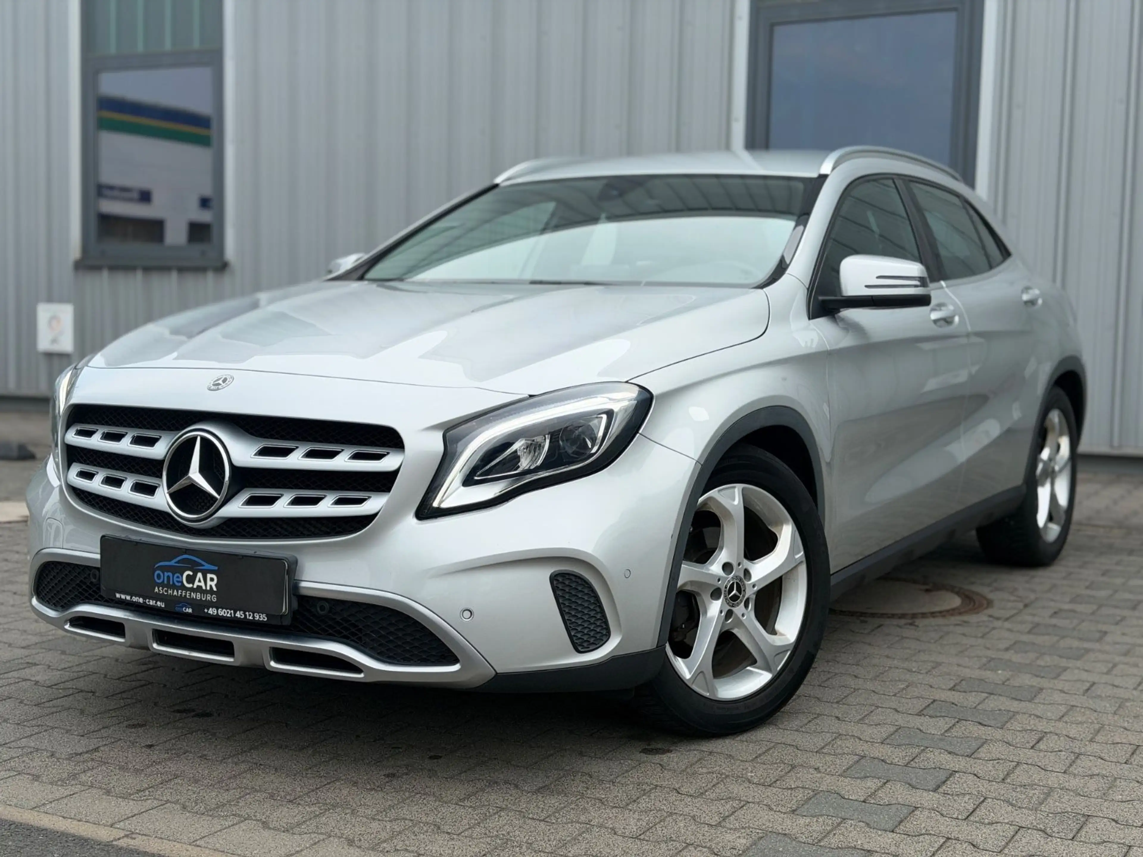 Mercedes-Benz GLA 180 Urban 7G-Tronic Leder Comand Kamera LED
