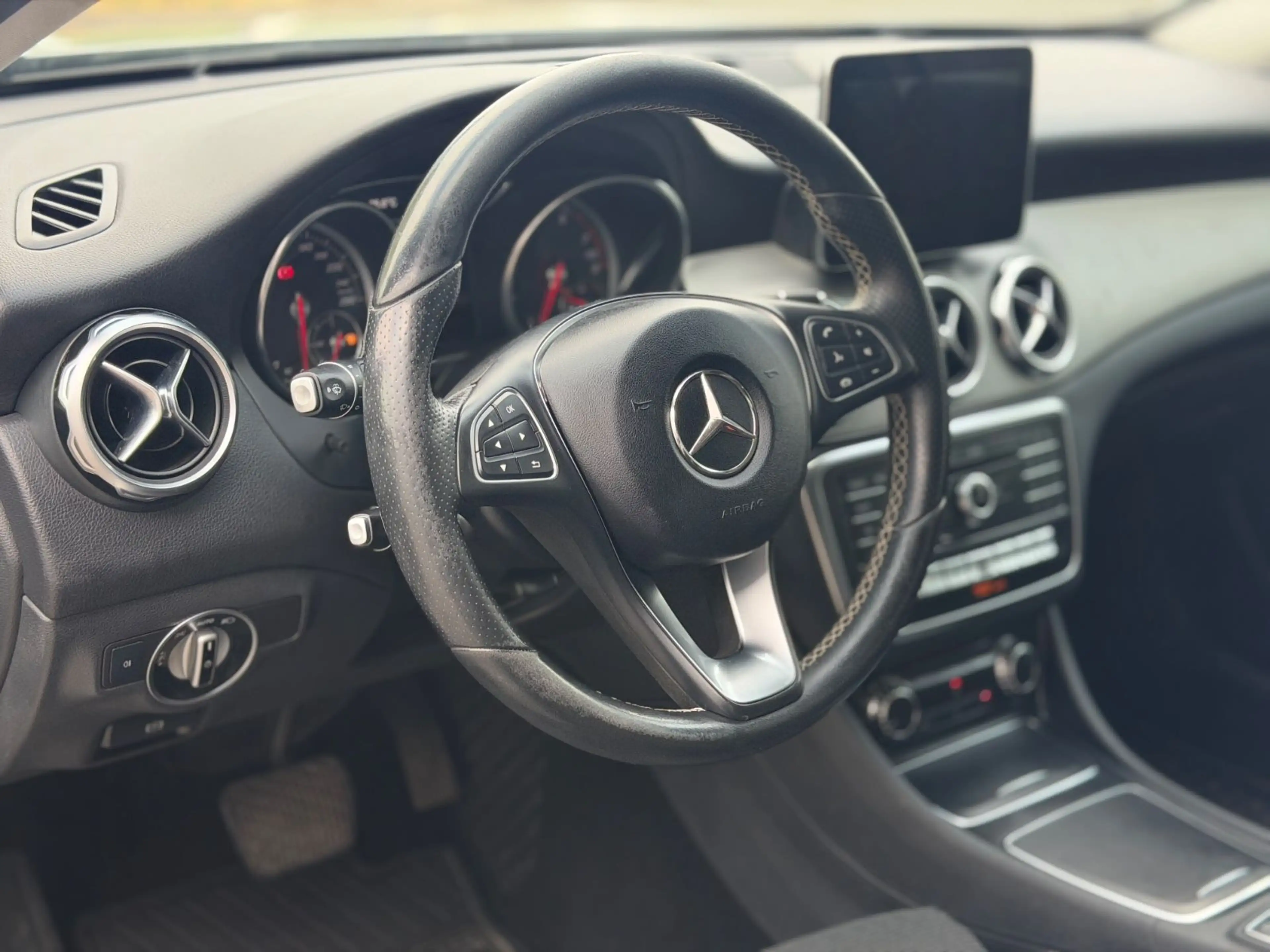 Mercedes-Benz GLA 180 Urban 7G-Tronic Leder Comand Kamera LED — photo 3