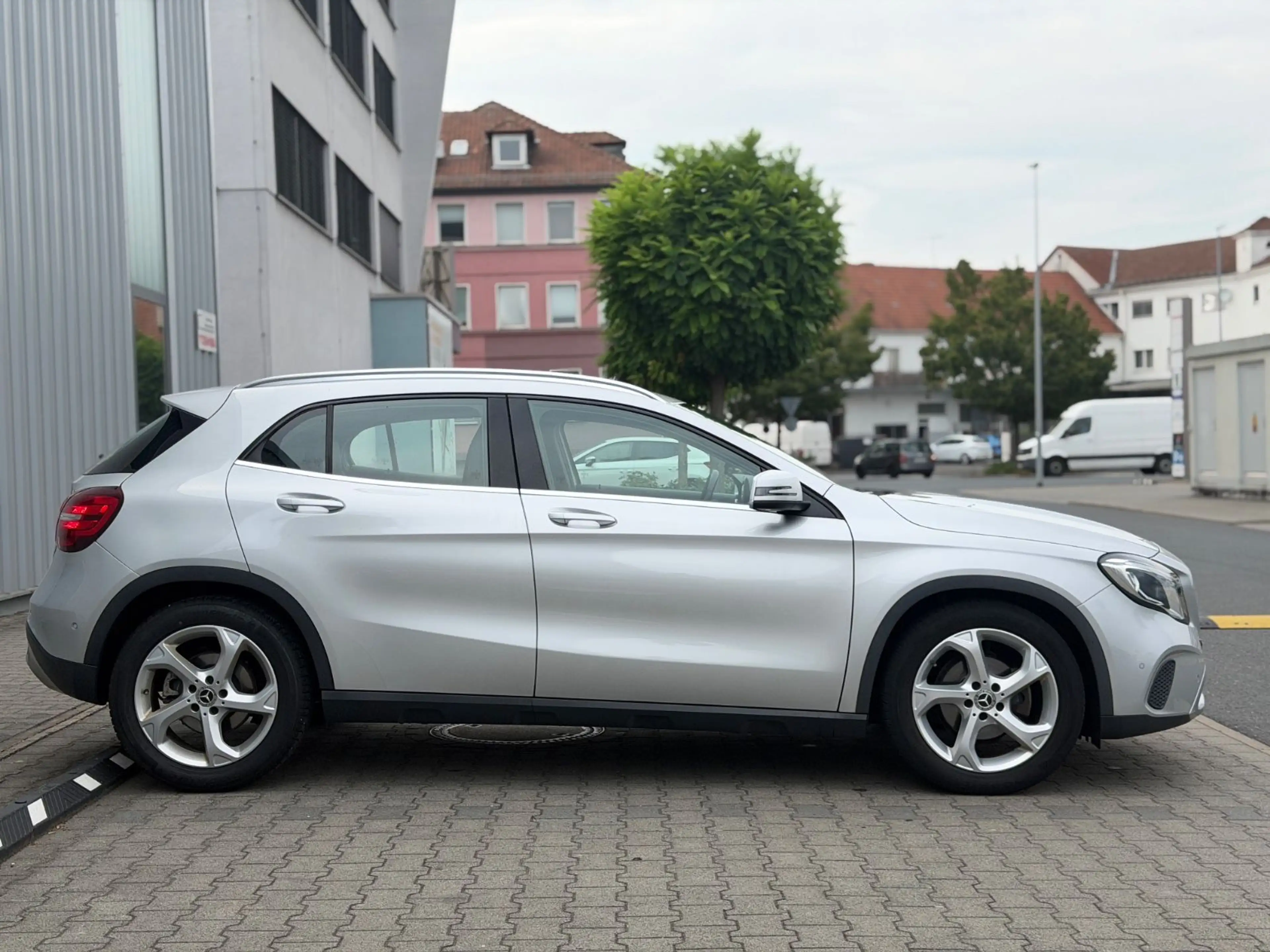Mercedes-Benz GLA 180 Urban 7G-Tronic Leder Comand Kamera LED — photo 9
