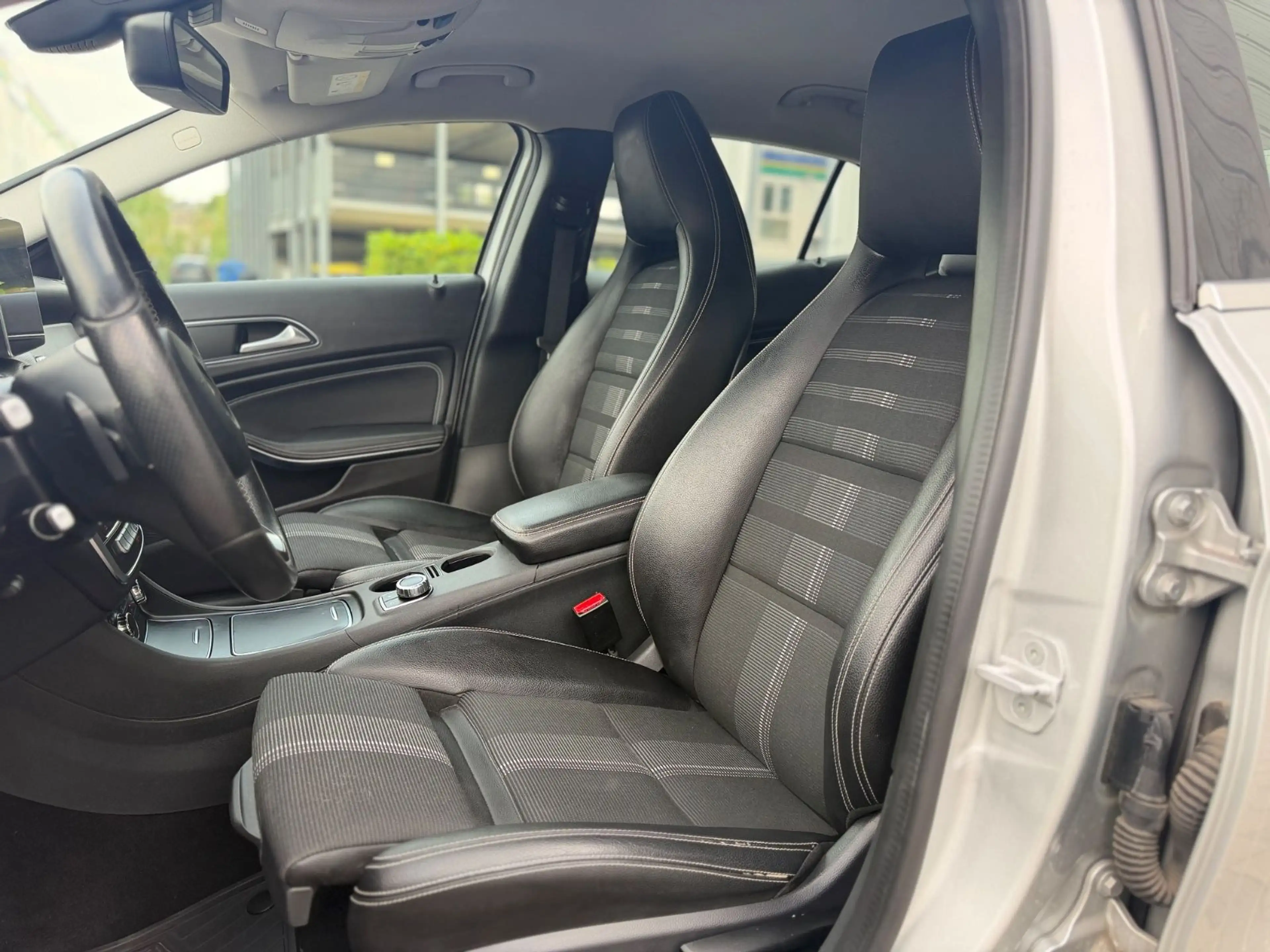 Mercedes-Benz GLA 180 Urban 7G-Tronic Leder Comand Kamera LED — photo 14