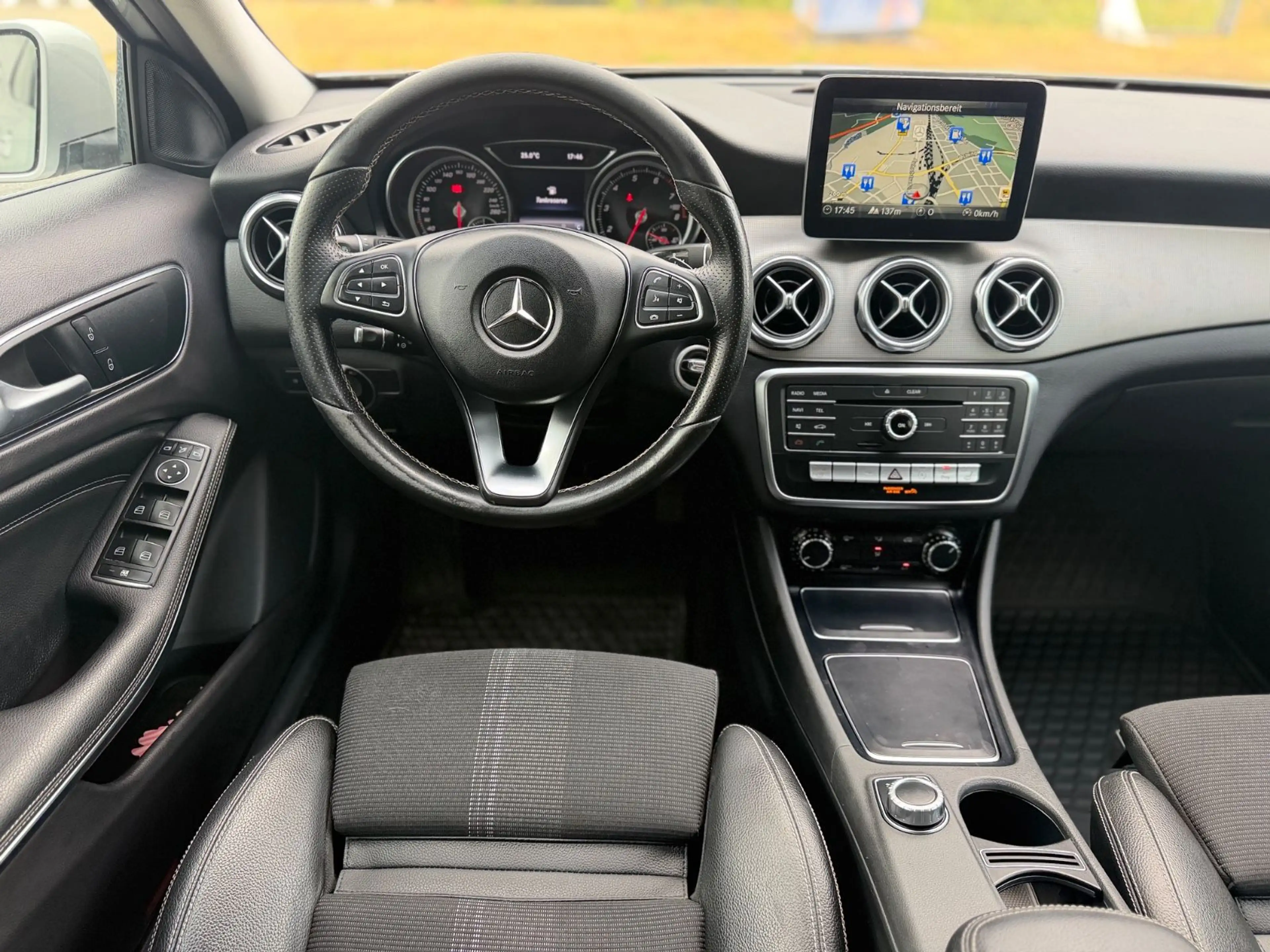 Mercedes-Benz GLA 180 Urban 7G-Tronic Leder Comand Kamera LED — photo 4