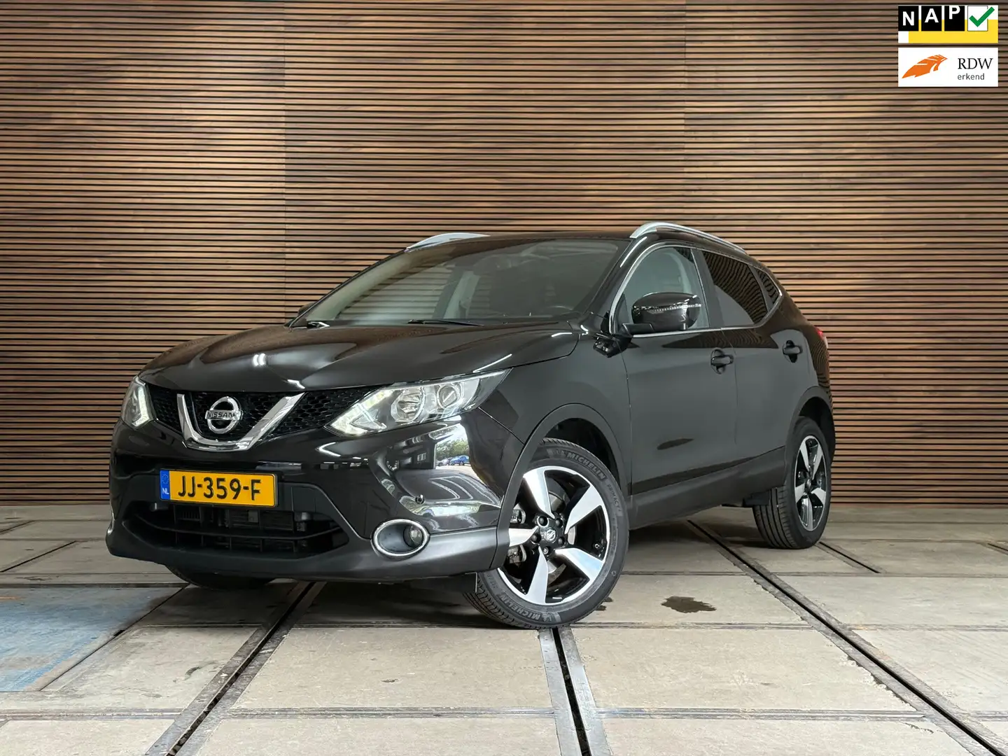 Nissan Qashqai 1.2 N-Connecta Automaat | Pano | Navigatie | Cruis Zwart - 1