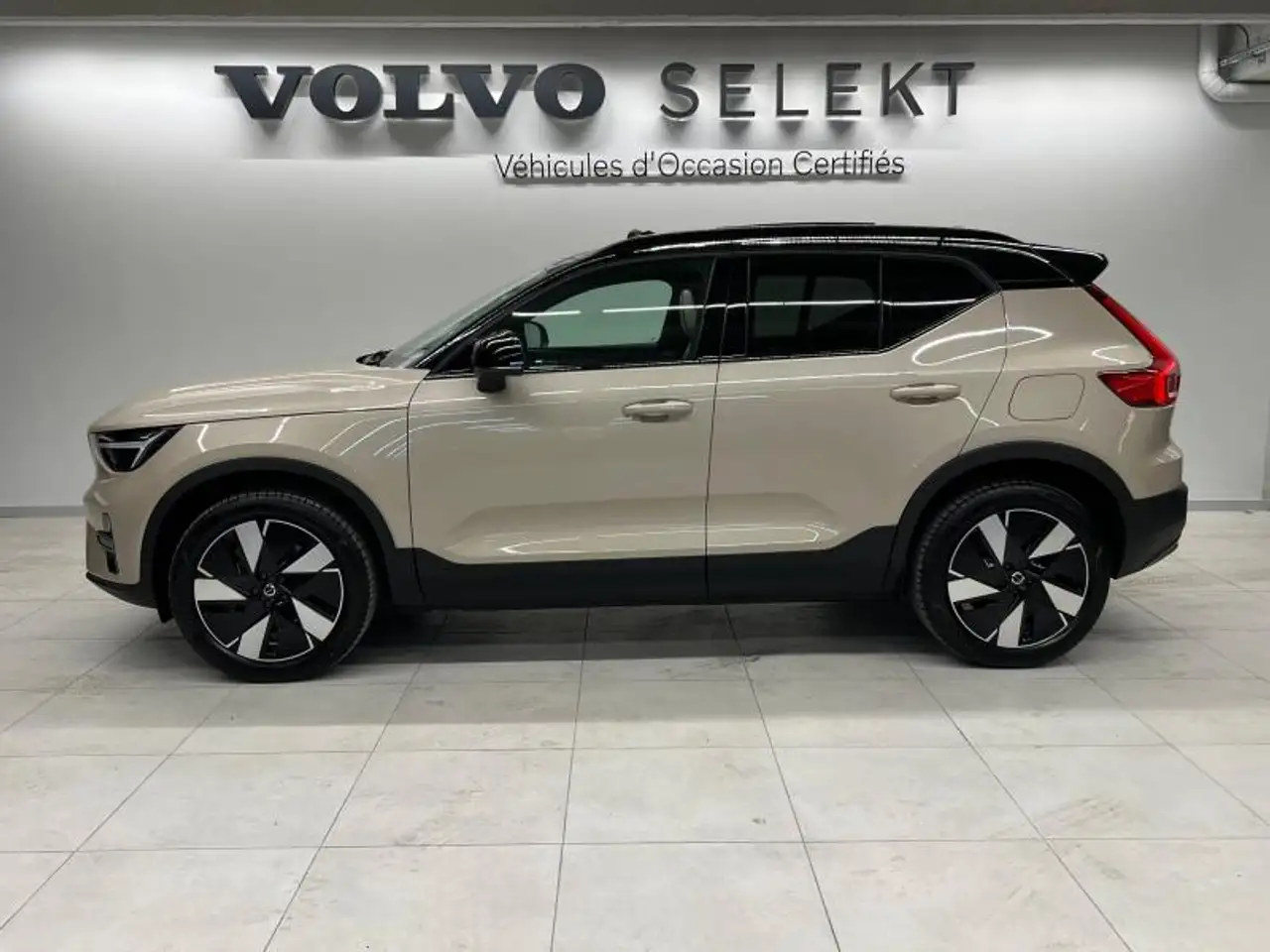 Volvo EX40 2026