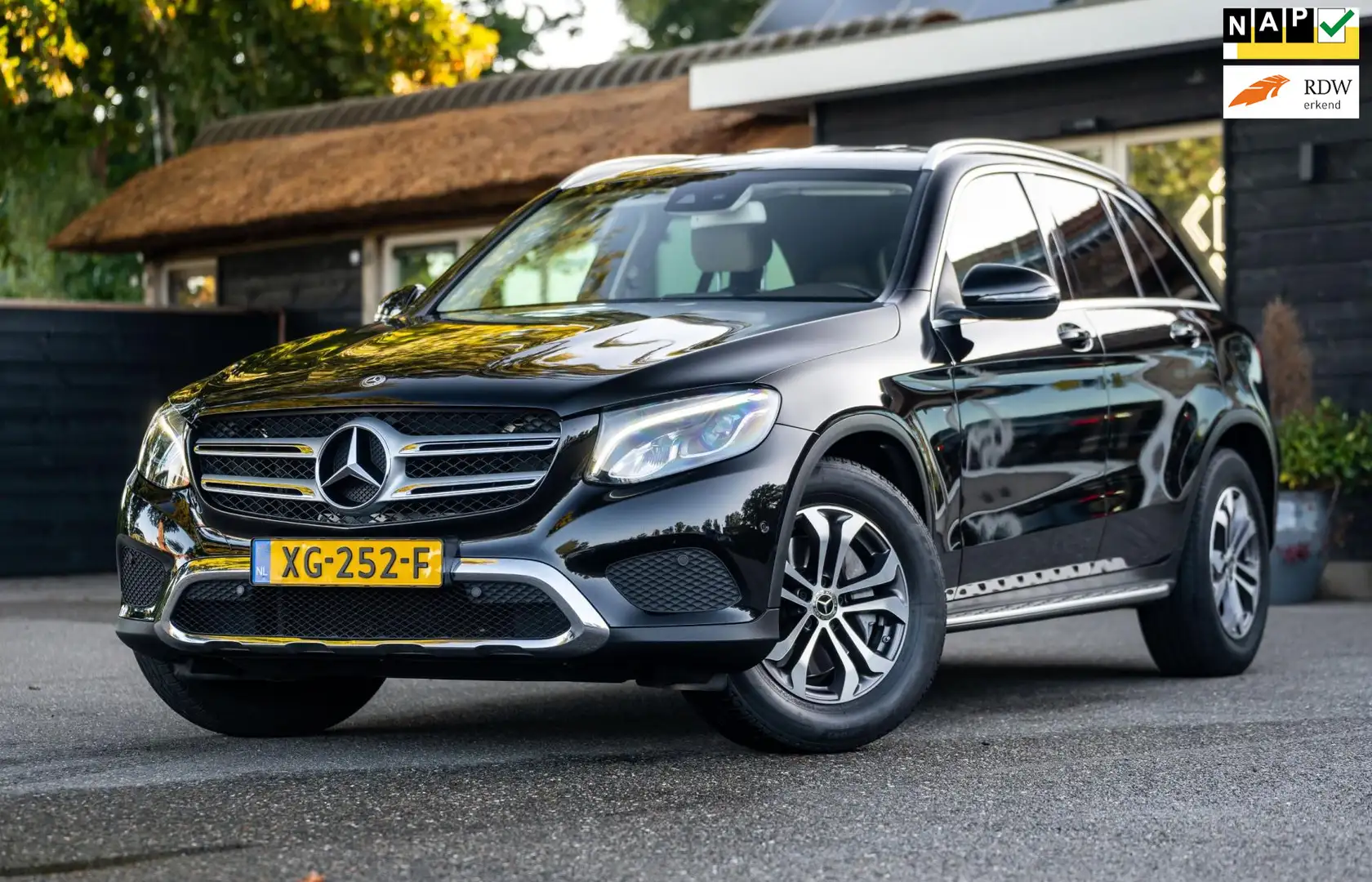 Mercedes-Benz GLC 250 4MATIC Premium Plus Trekhaak I Leder I Comfortstoe Schwarz - 1