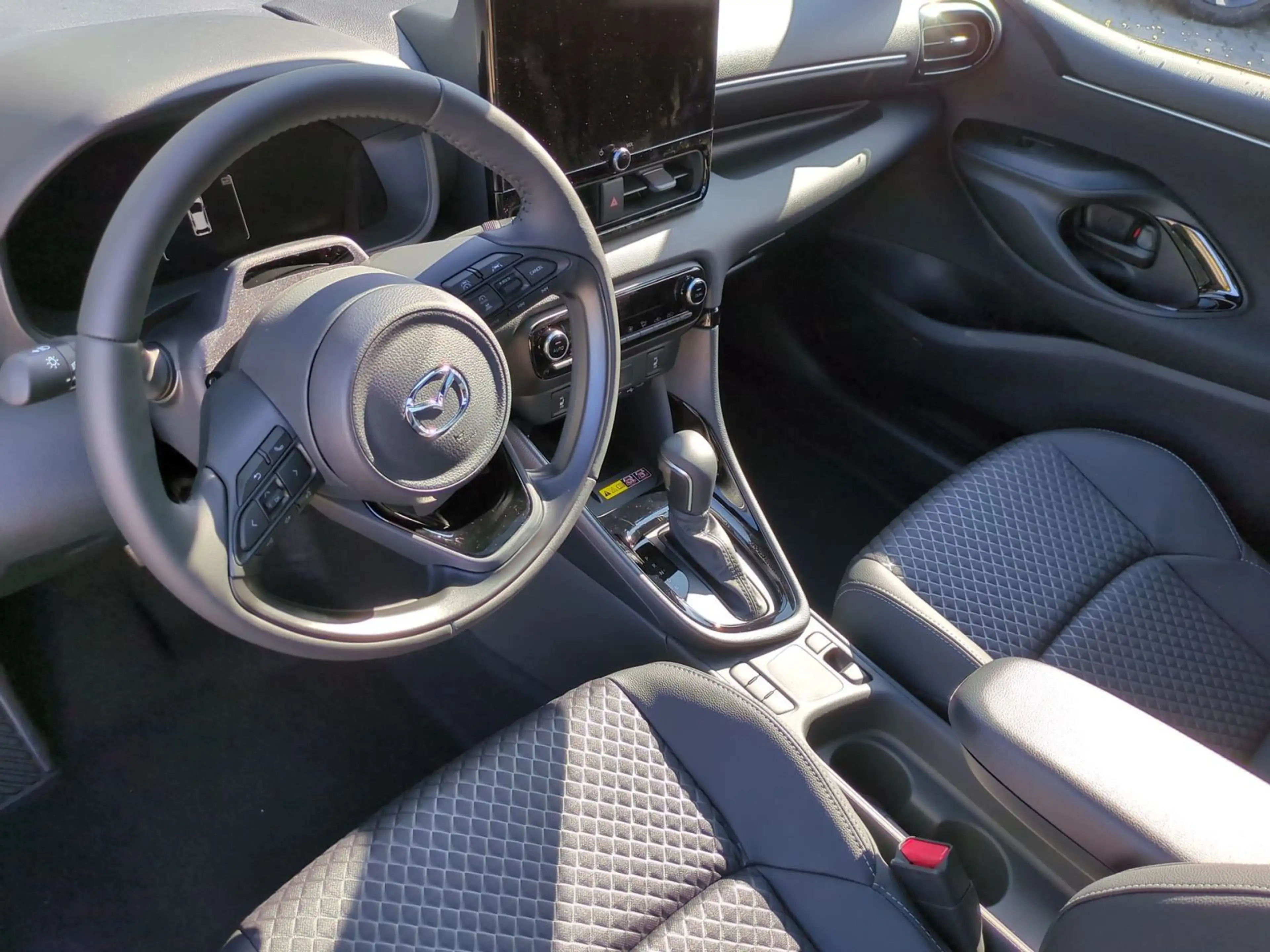 Mazda 2 Hybrid Lim. Homura Plus — photo 12