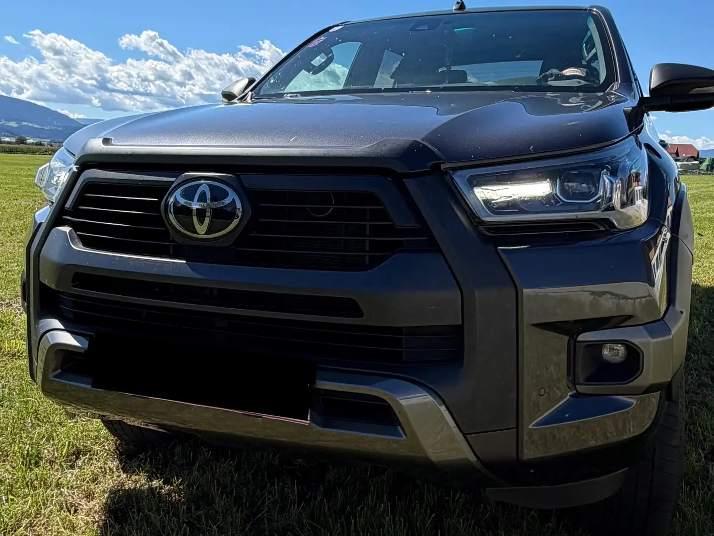 Toyota Hilux Hilux DK Invincible 4WD 2,8 D-4D Aut. Invincible Grau - 1