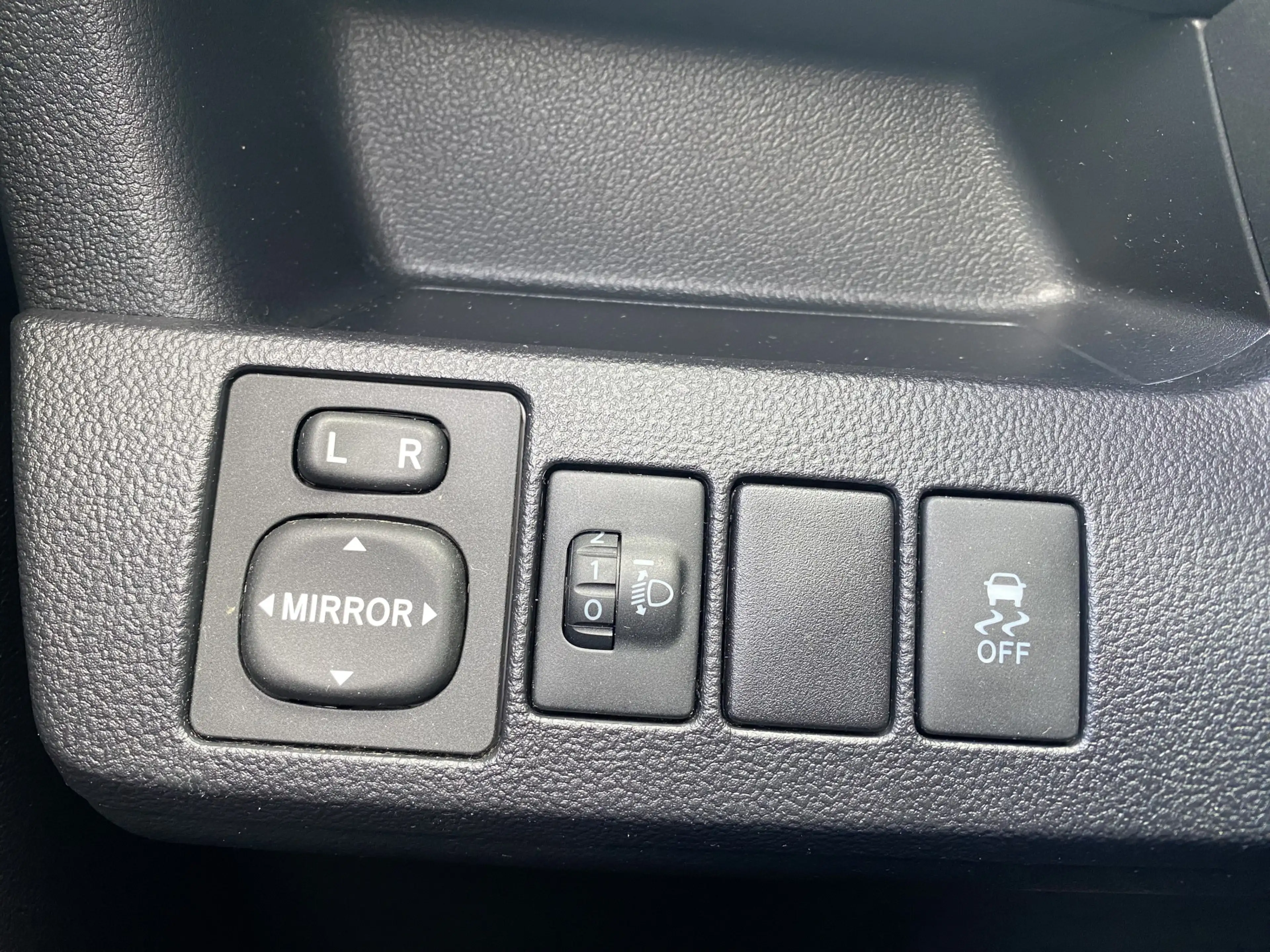 Toyota Verso-S 1.3 VVT-i Dynamic — photo 11