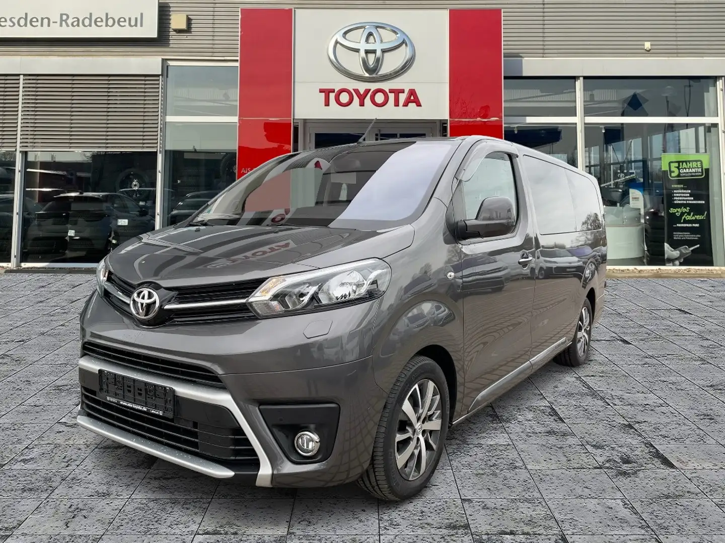 Toyota Proace Verso 2.0 D-4D L2 Shuttle Comfort Navi Grijs - 2