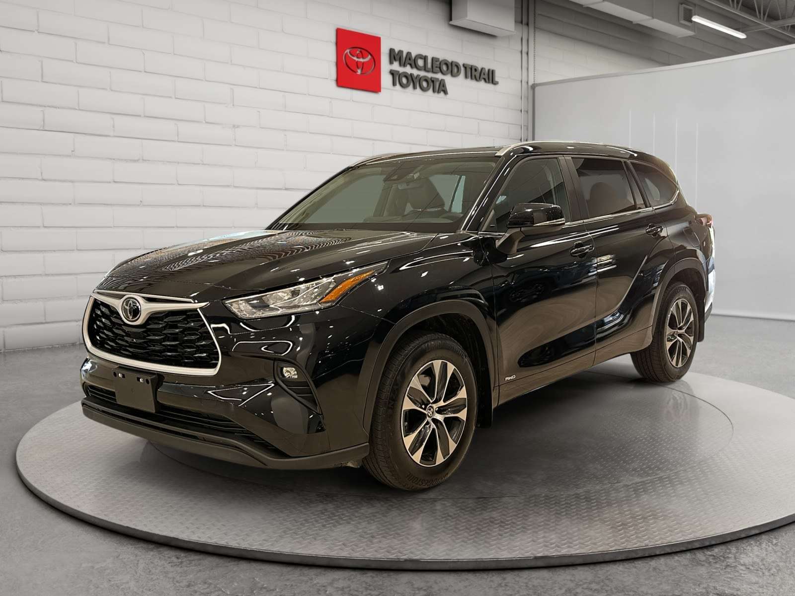 2026 Toyota Highlander Hybrid XLE AWD | No Accident | Leather, Power Tailgate, Heated Seats & Wheel