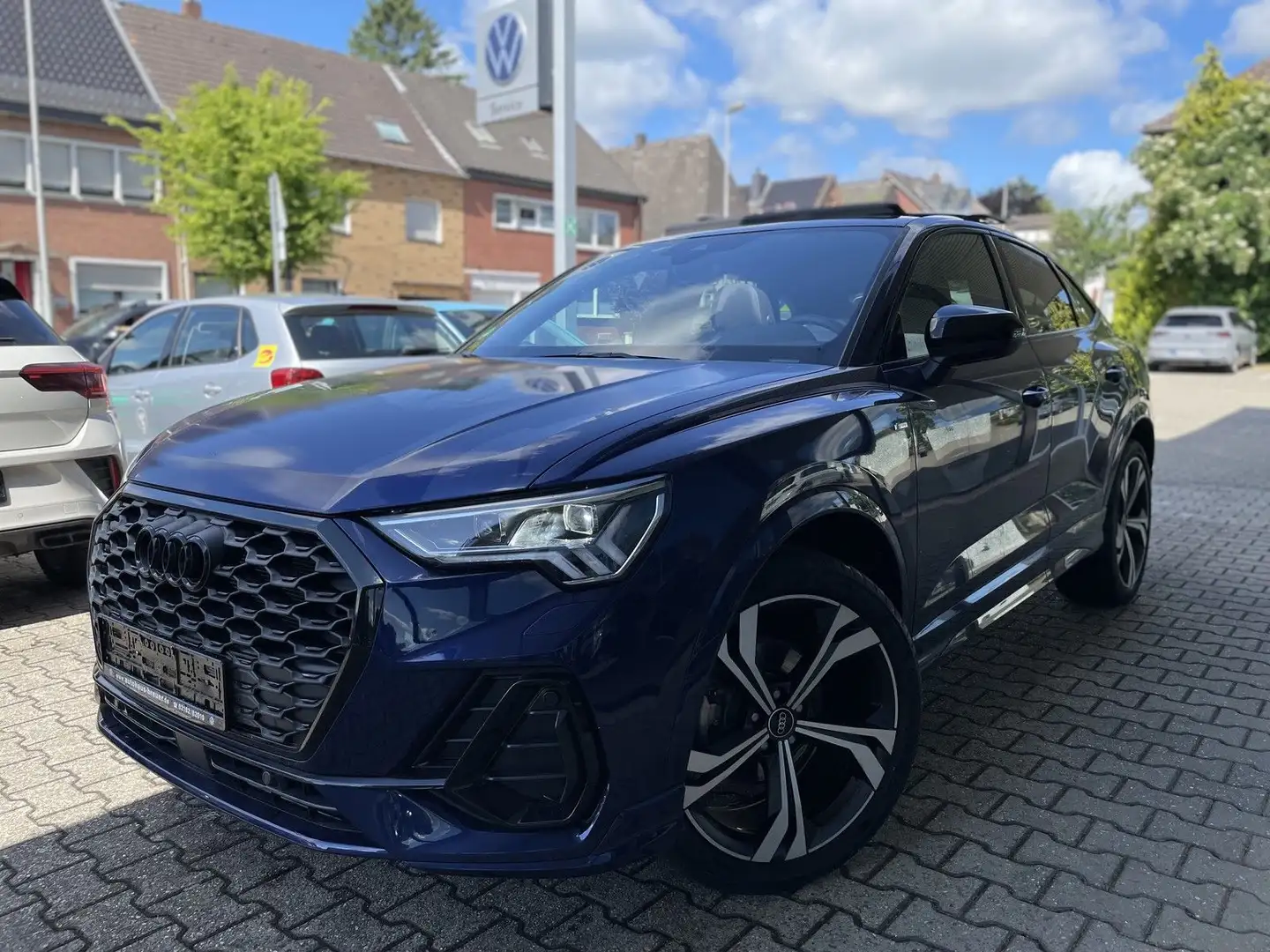Audi Q3 Sportback 35 TFSI S line, PANO,MATRIX,KAM Blauw - 1