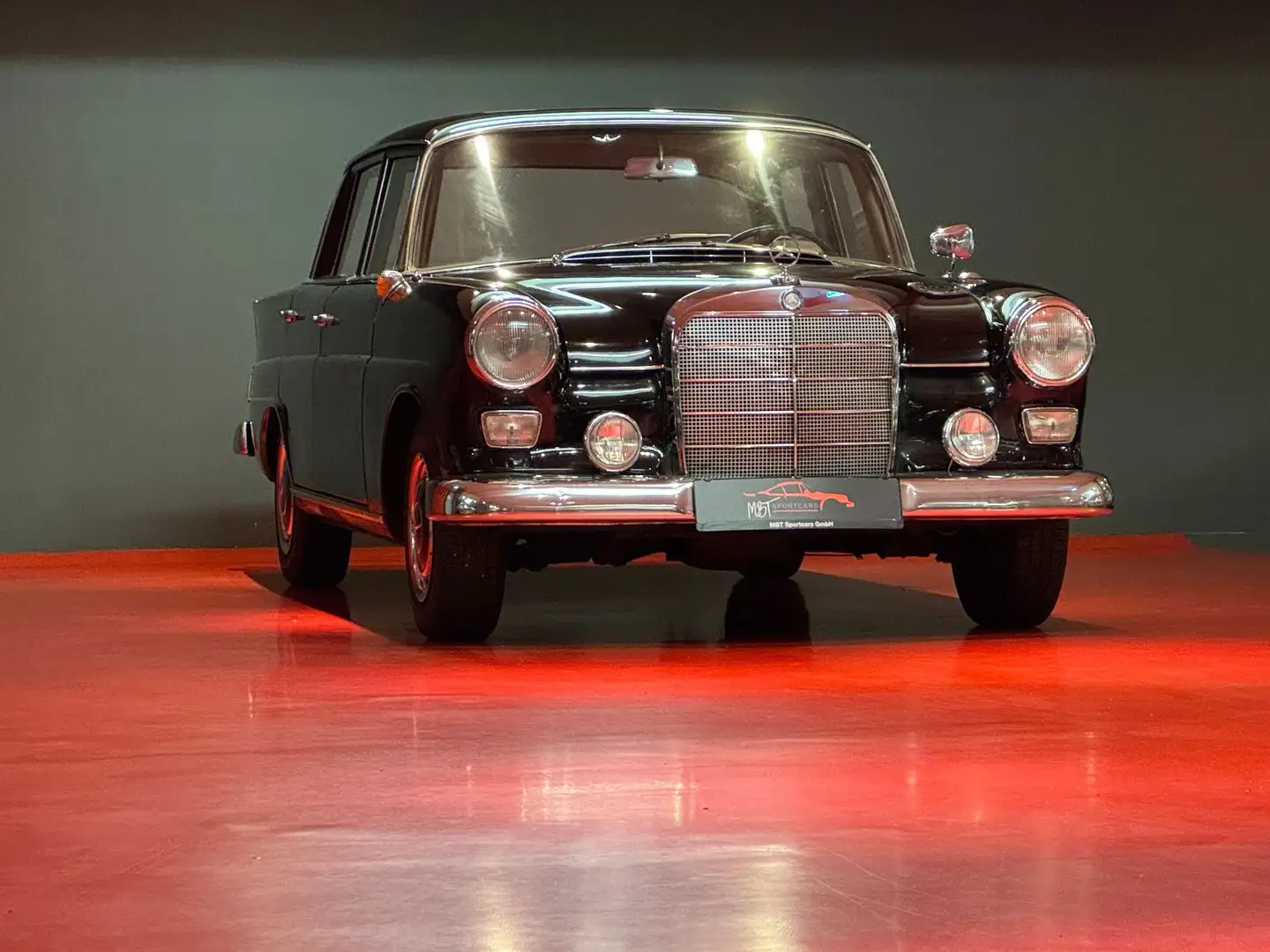 Mercedes-Benz 190 D/2.0 52 PS/W110/HECKFLOSSE/LEDER/SCHIEBEDACH Noir - 2