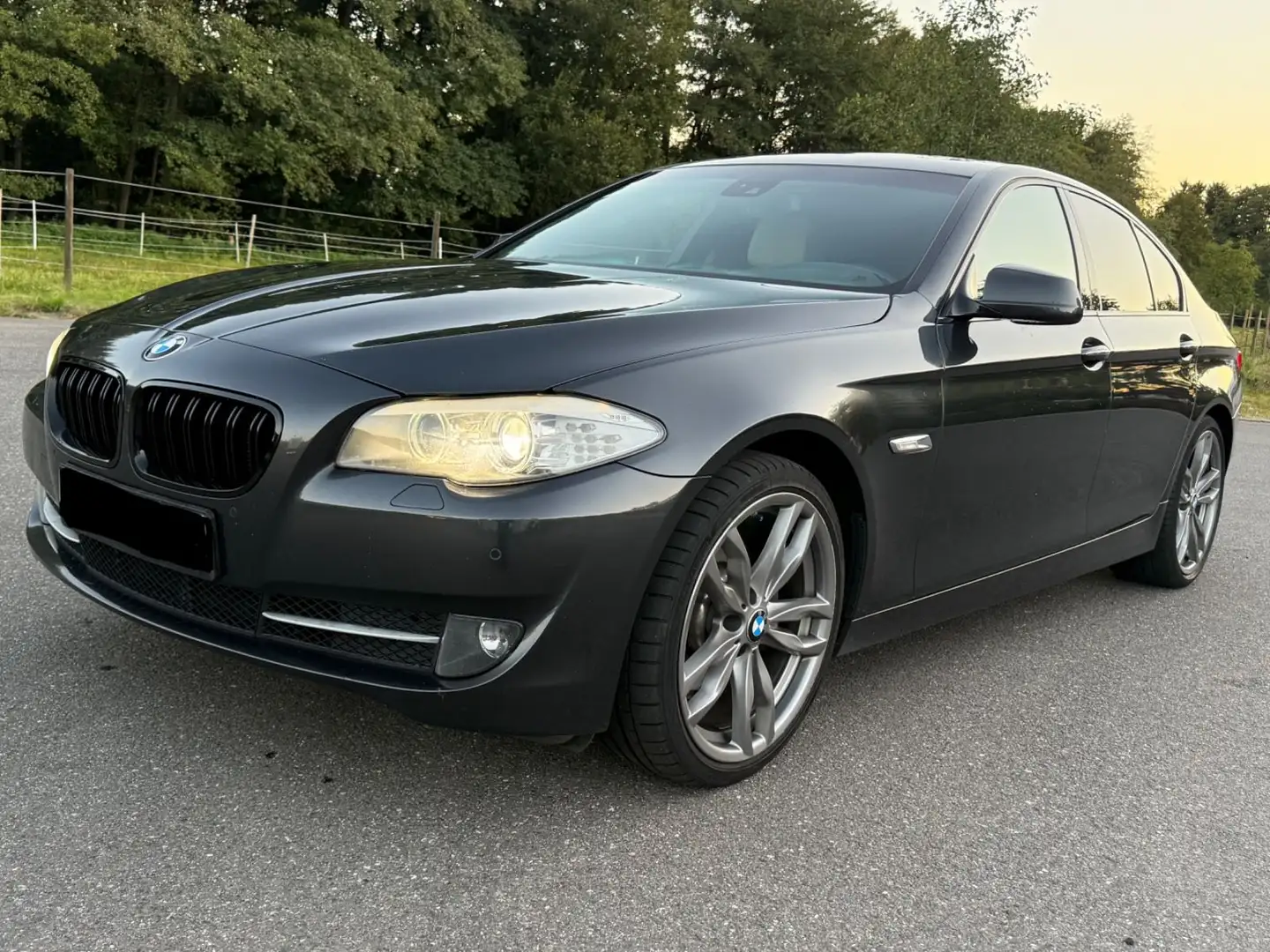 BMW 523 i Automatik - Tempomat - Schiebedach - Xenon Grau - 2