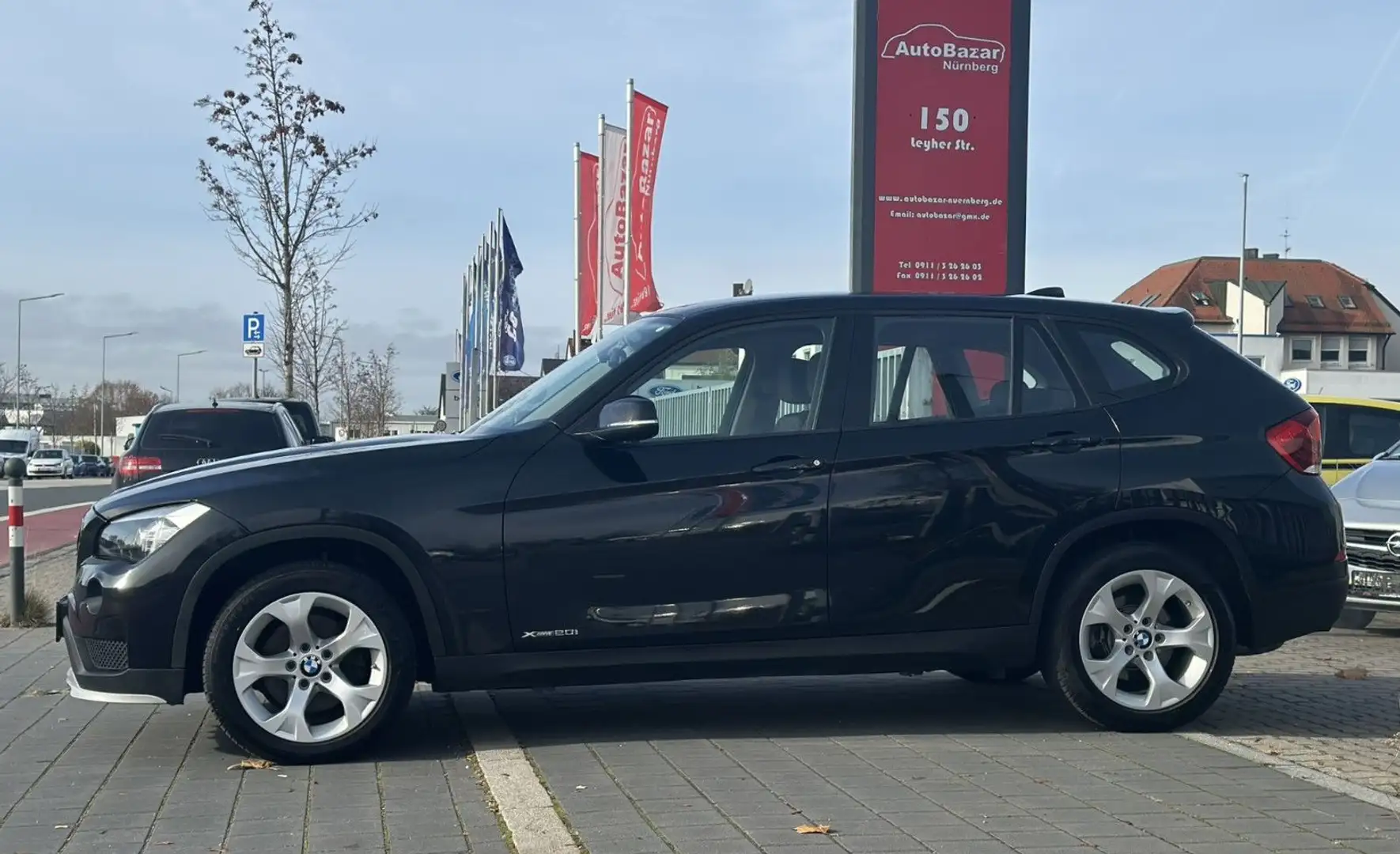 BMW X1 20 i xDrive / 1. Hand / Schekheft / PDC Nero - 2