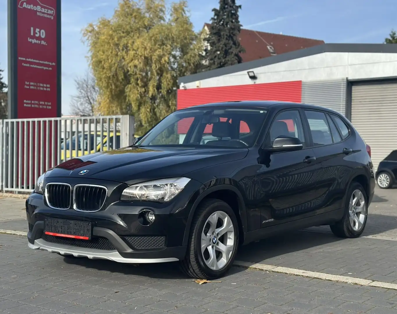 BMW X1 20 i xDrive / 1. Hand / Schekheft / PDC Nero - 1