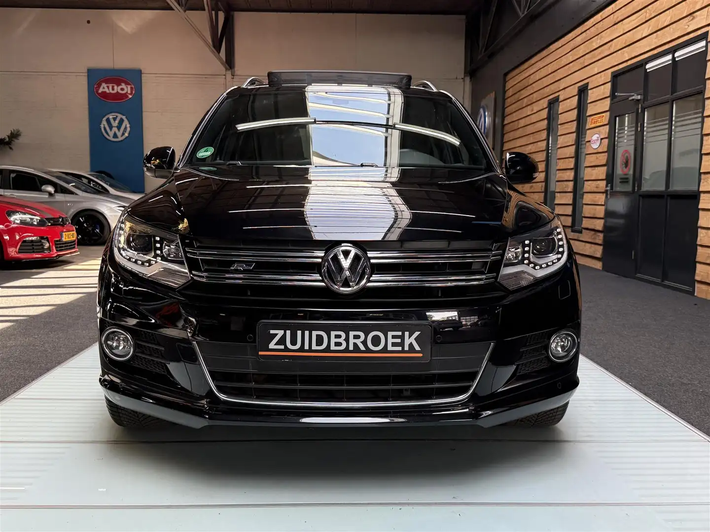 Volkswagen Tiguan 2.0 TSI R-line!! 4Motion 59DKM! DSG! Xenon Pano VO Zwart - 2