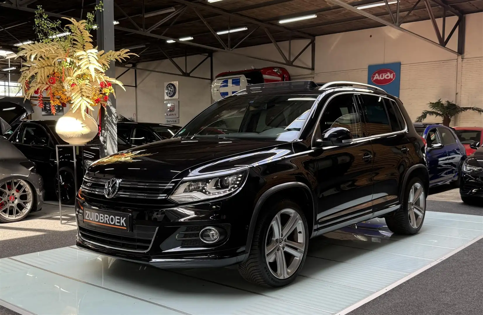 Volkswagen Tiguan 2.0 TSI R-line!! 4Motion 59DKM! DSG! Xenon Pano VO Zwart - 1