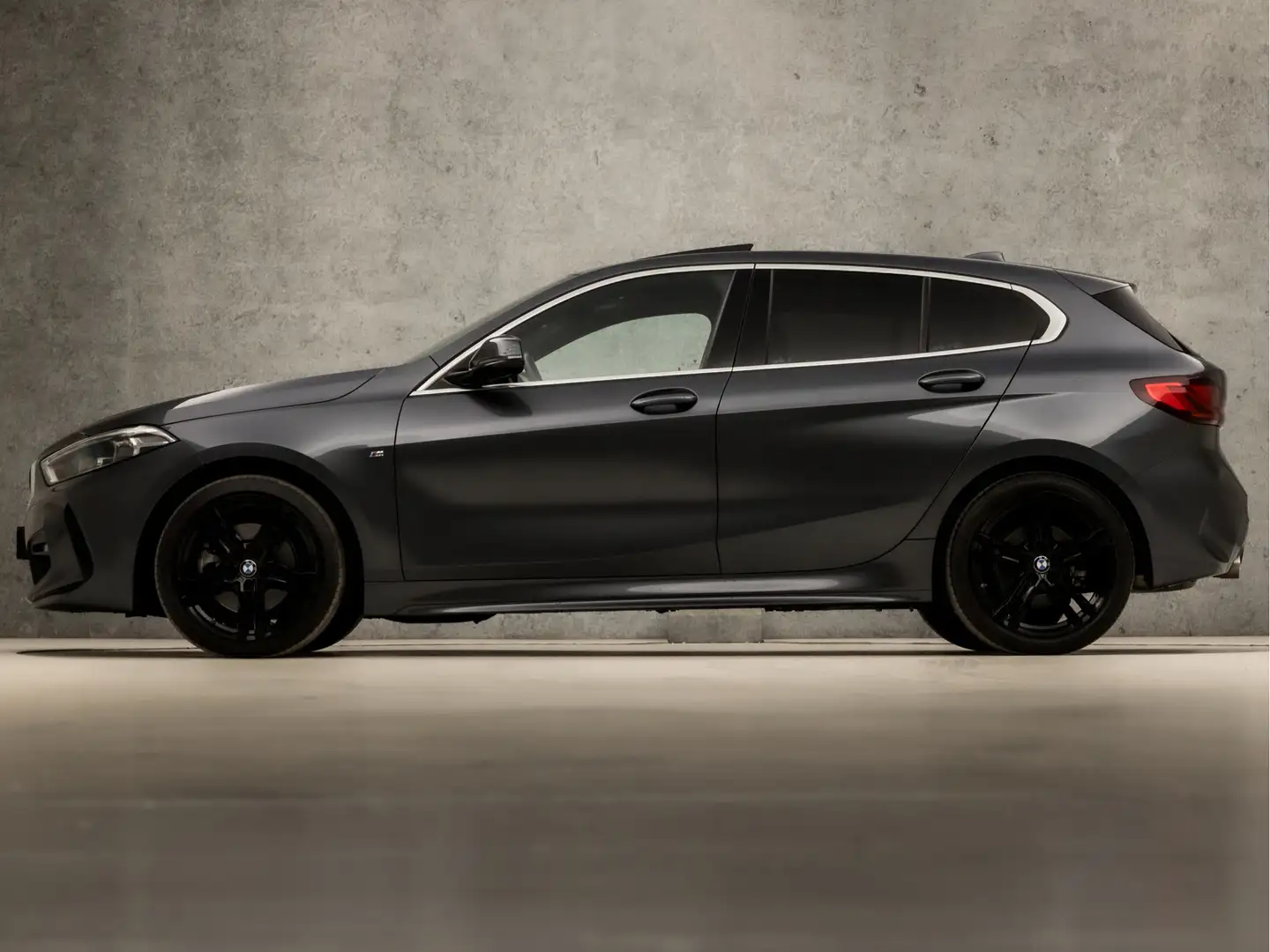 BMW 118 1-serie 118i M Sport High Executive Automaat (PANO Grijs - 2