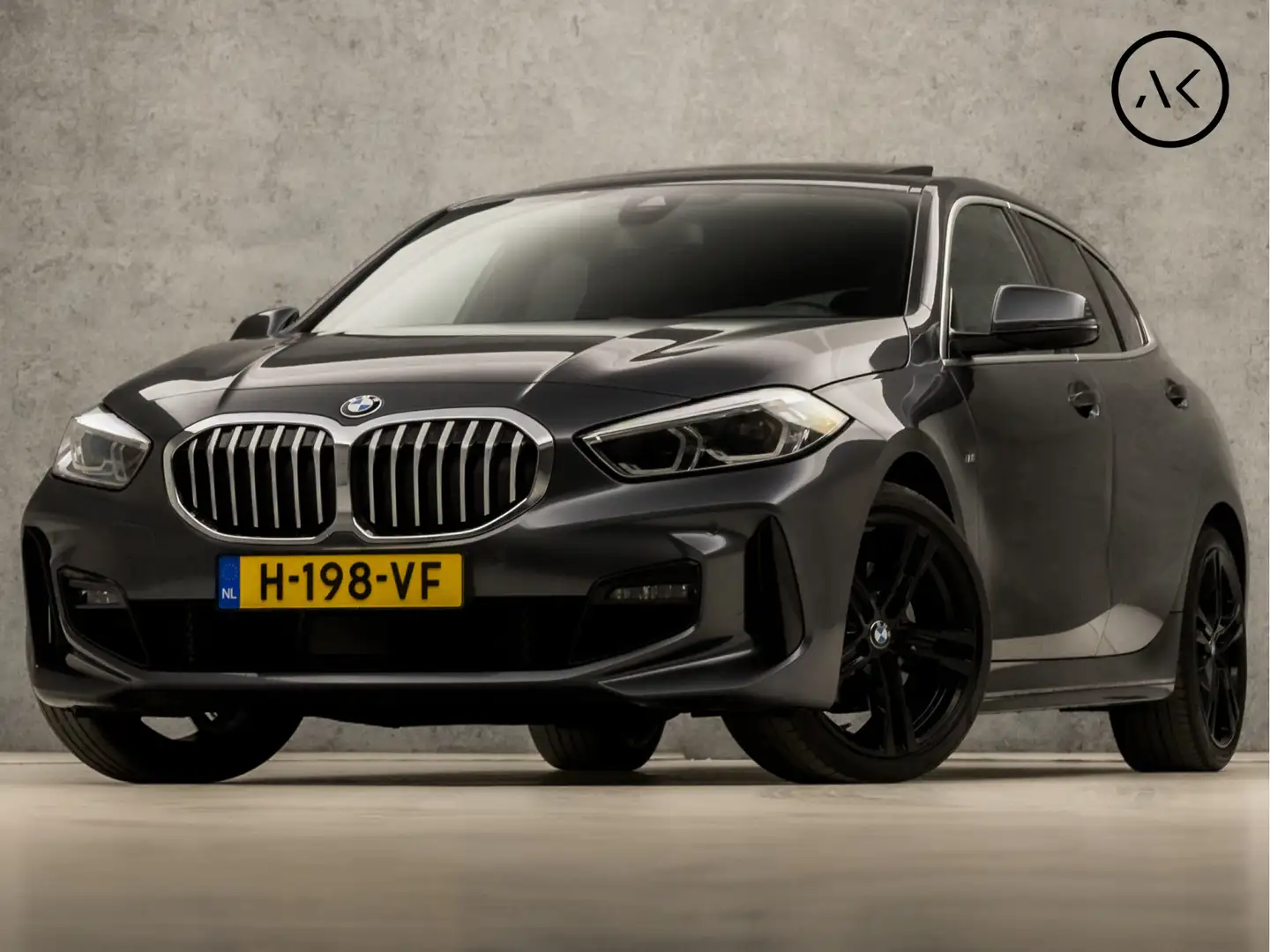 BMW 118 1-serie 118i M Sport High Executive Automaat (PANO Grijs - 1