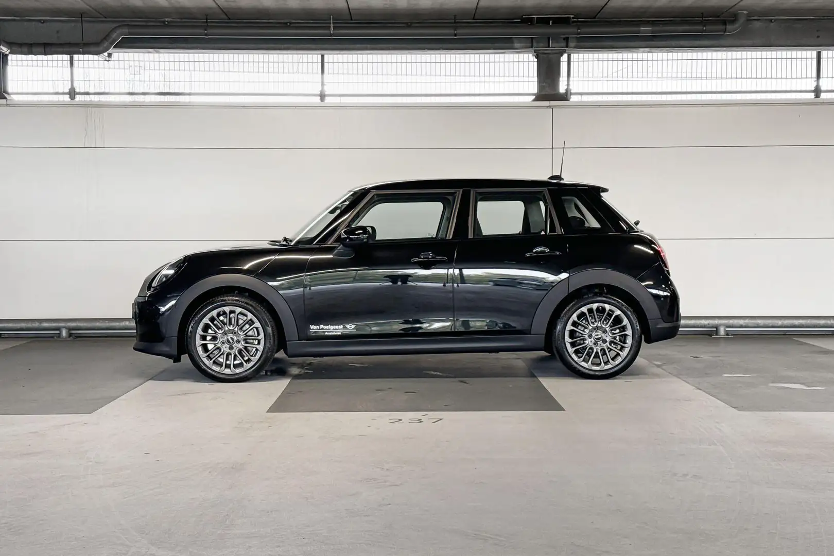 MINI Cooper 5-deurs 1.5 Cooper C Essential XS | Pakket XS Zwart - 2