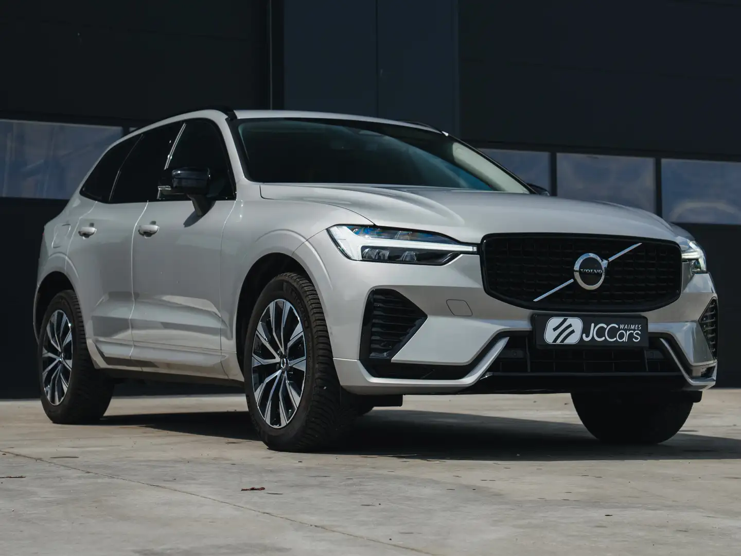 Volvo XC60 2.0 B4 MHEV AWD Plus Dark Argent - 1