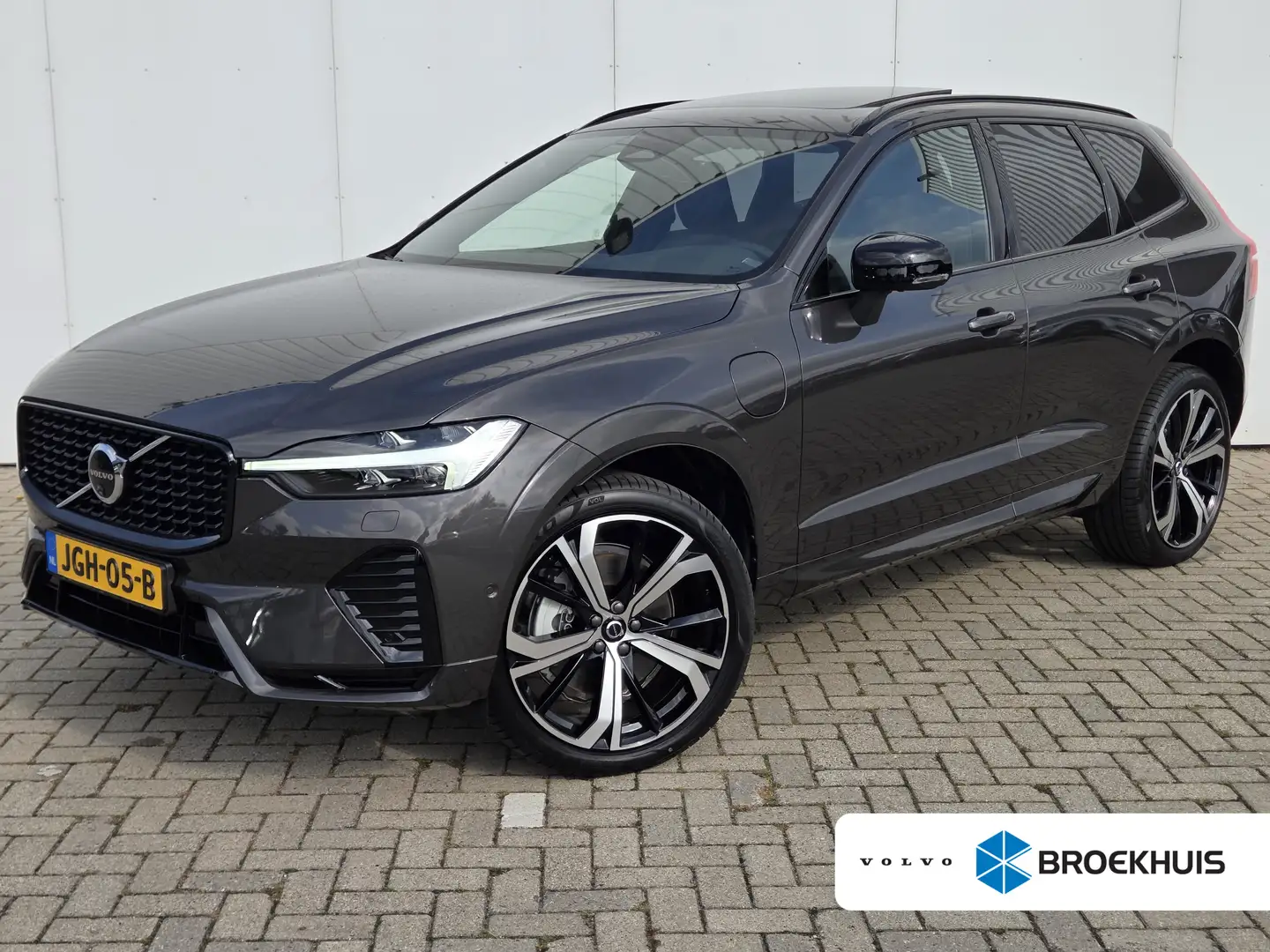 Volvo XC60 T6 Plus Dark | Panoramadak | Trekhaak | Stoel/Stuu Gris - 1
