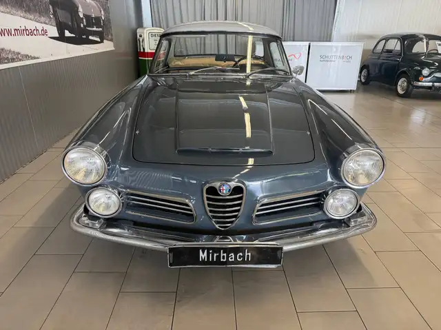 Alfa Romeo Spider view 4