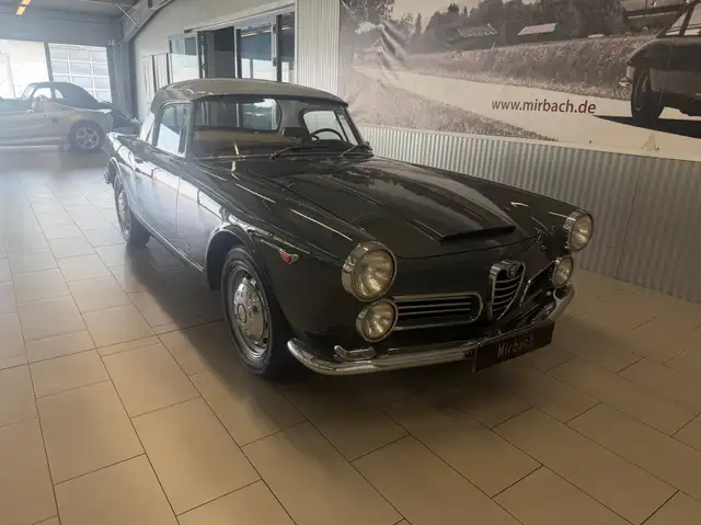 Alfa Romeo Spider view 5