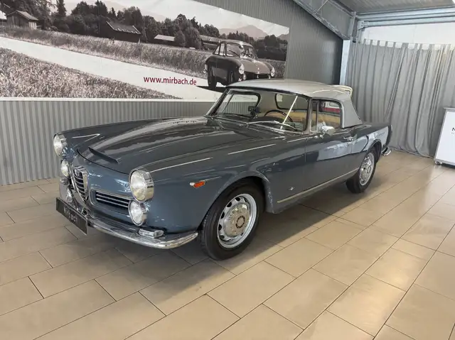Alfa Romeo Spider view 2