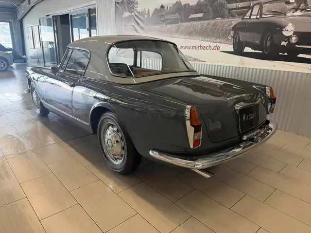 Alfa Romeo Spider view 9