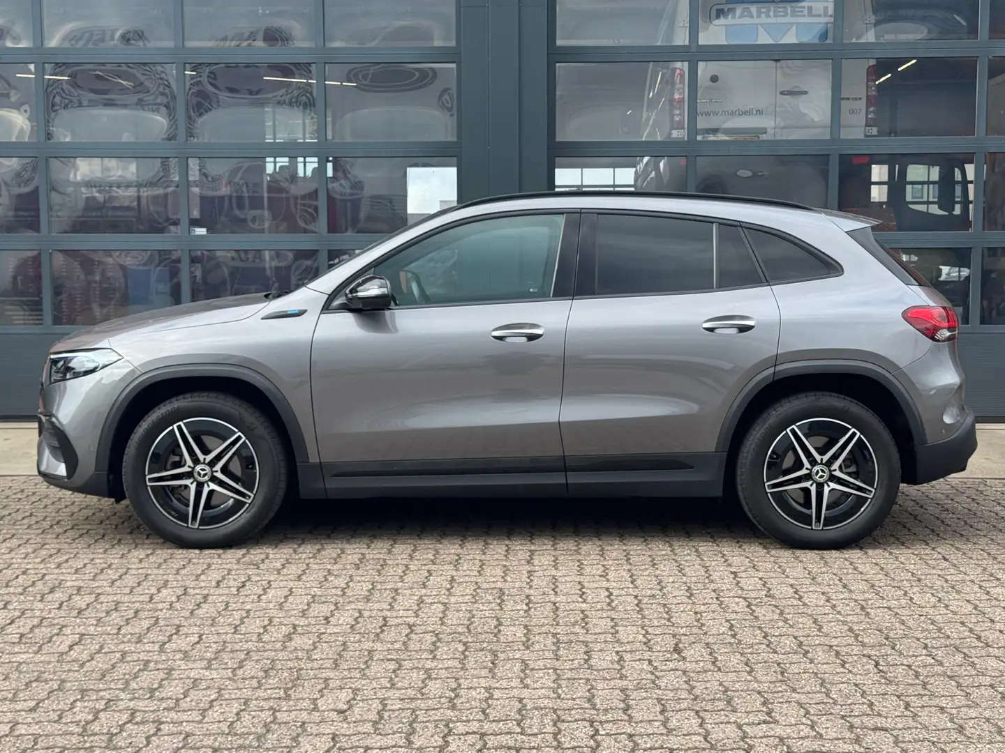 Mercedes-Benz EQA 250 Premium Plus AMG Line Automaat | Panoramadak | 360 Gris - 2