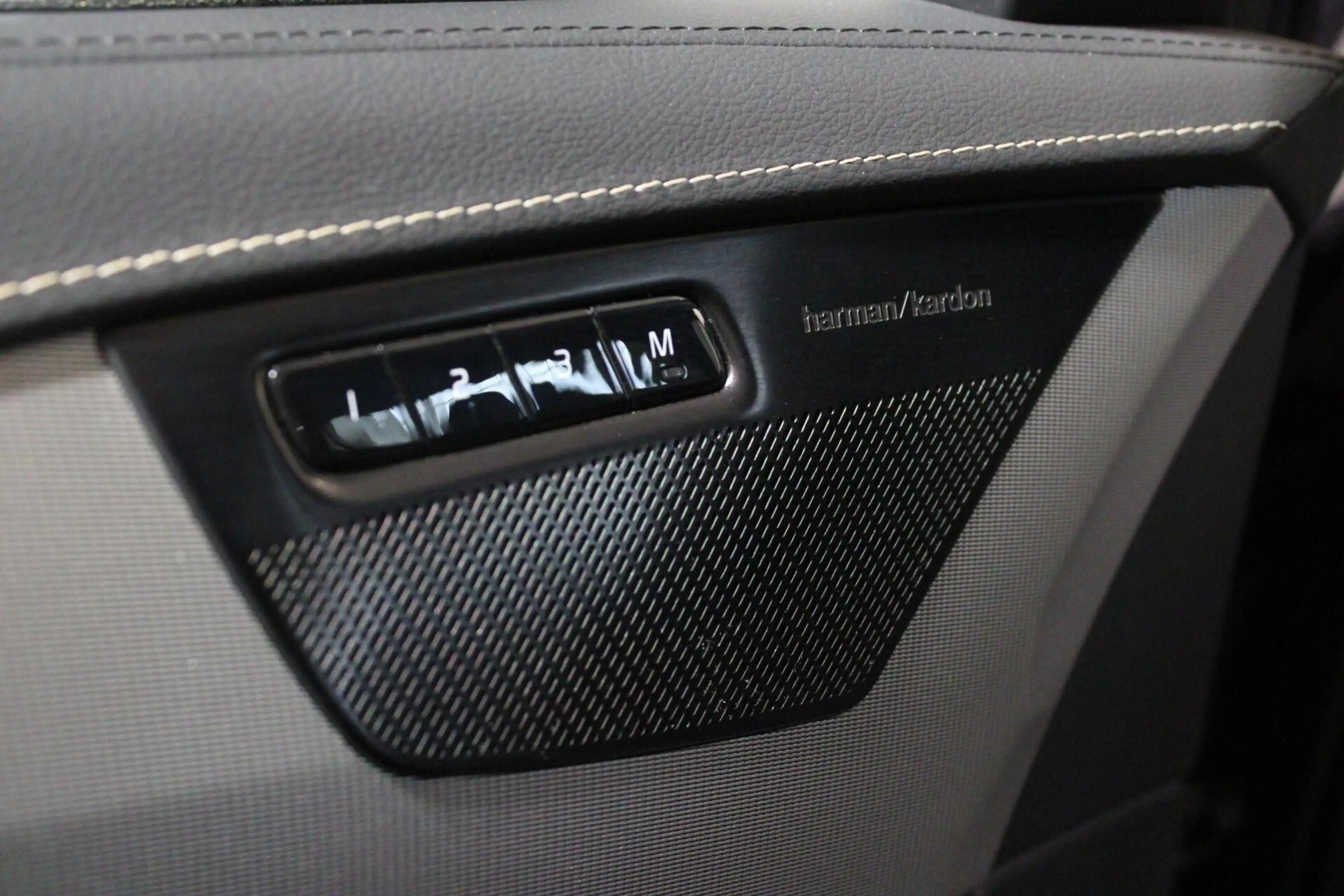 Volvo XC90 2.0 T8 Recharge AWD R-Design | H/K | PANO | Elektr — photo 12