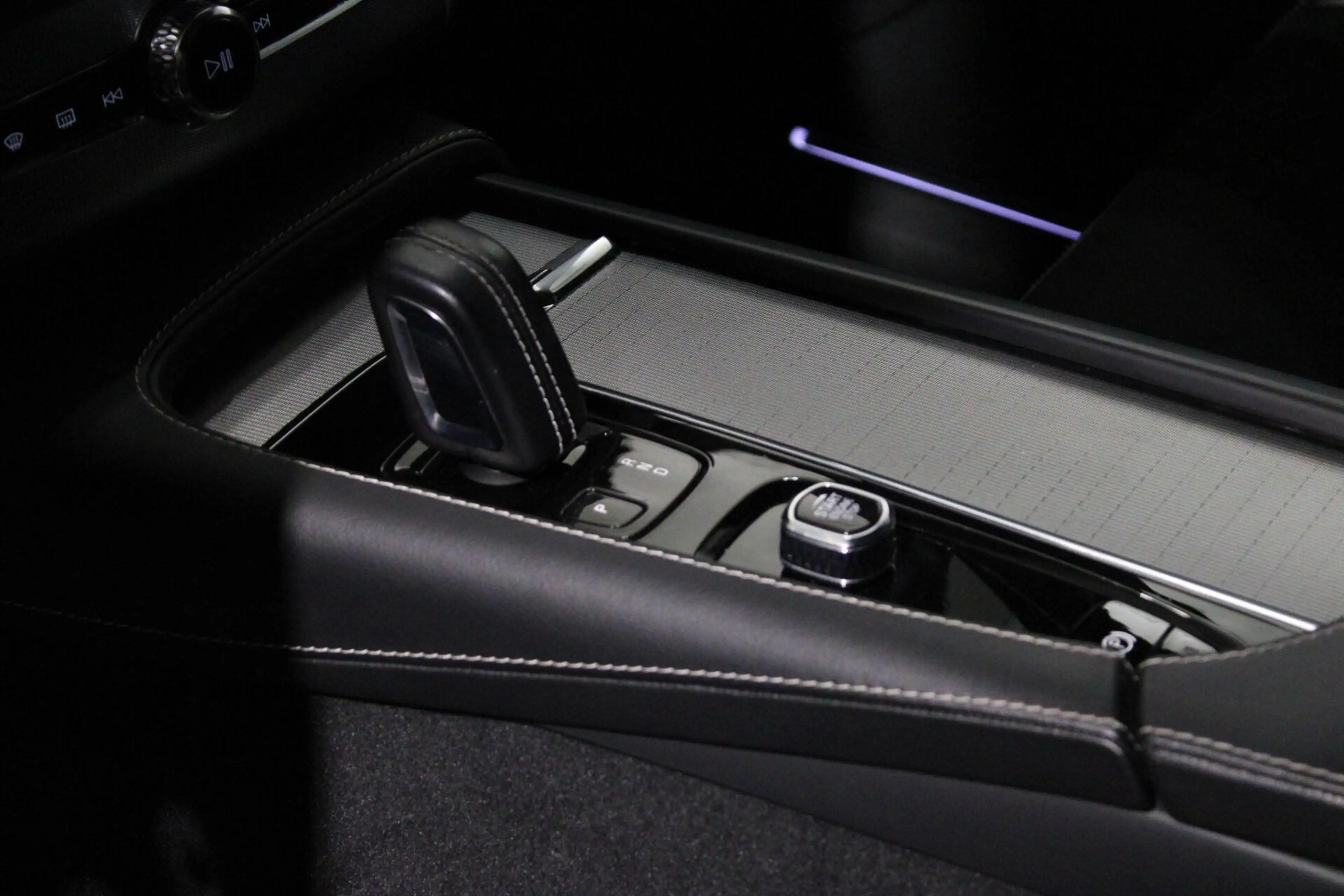 Volvo XC90 2.0 T8 Recharge AWD R-Design | H/K | PANO | Elektr — photo 23
