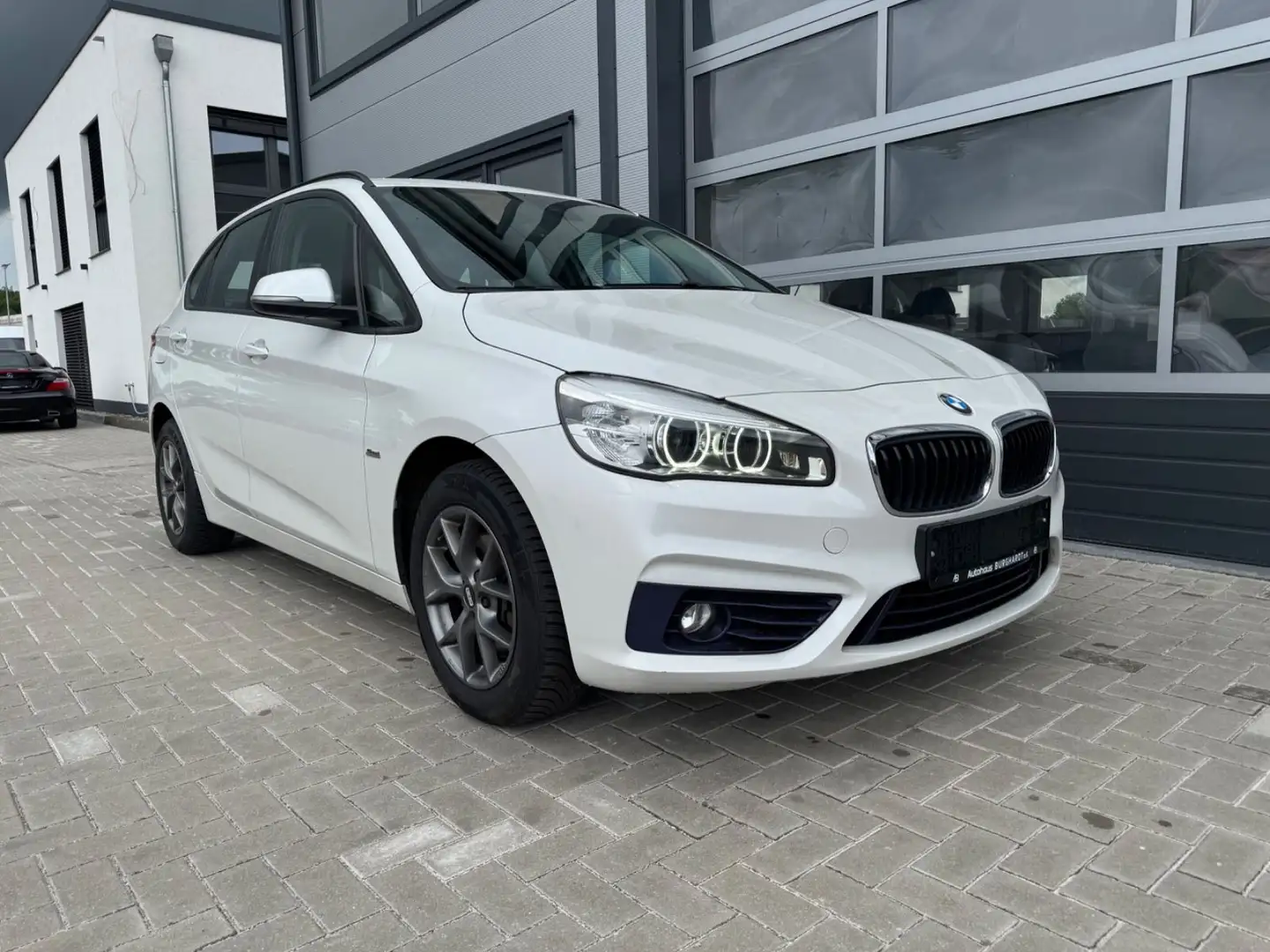 BMW 218 218dA Active Tourer Sport Line LED NAVI PDC bijela - 1