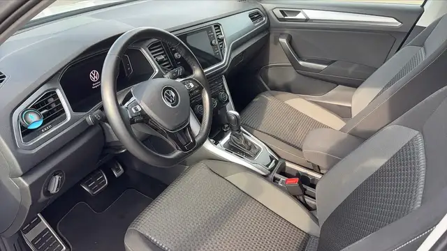 Volkswagen T-Roc view 8